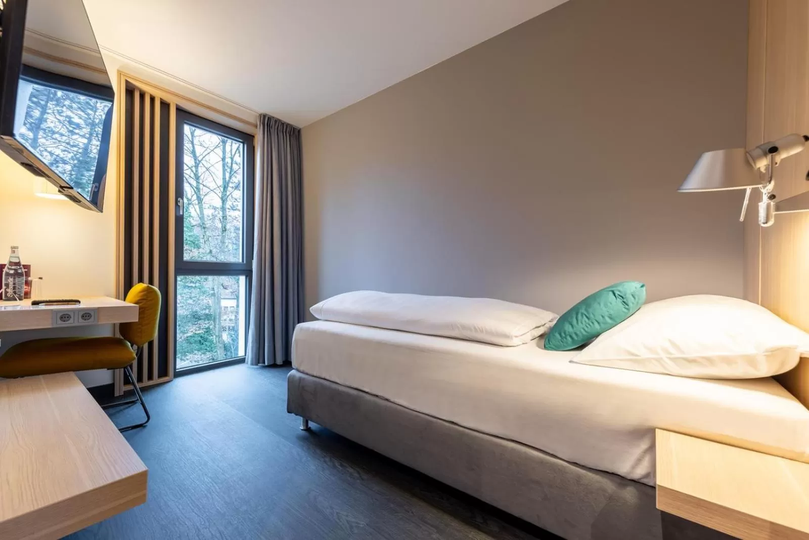 Photo of the whole room, Bed in Serways Hotel Hösel