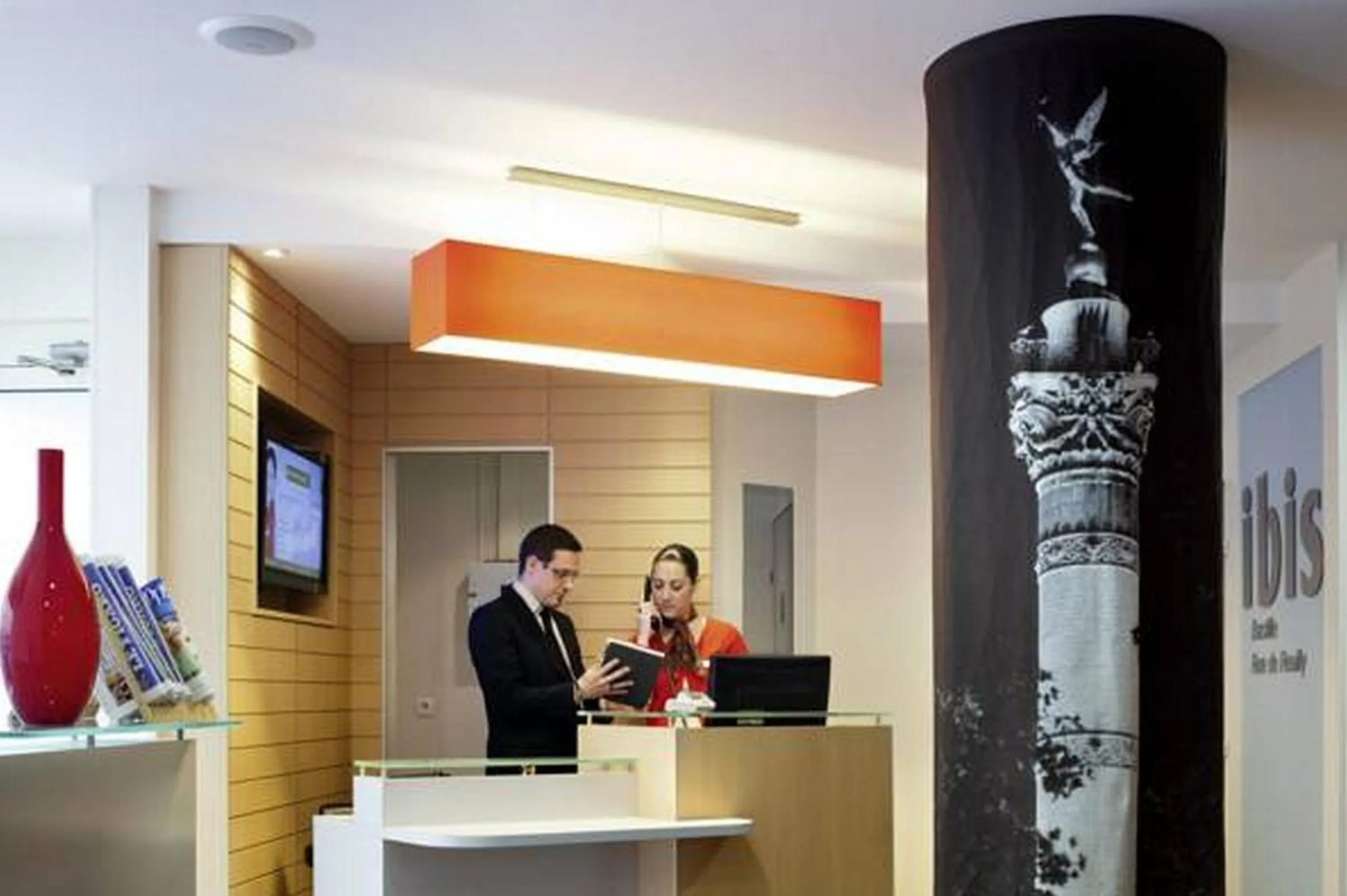 Staff in ibis Paris Gare de Lyon Reuilly