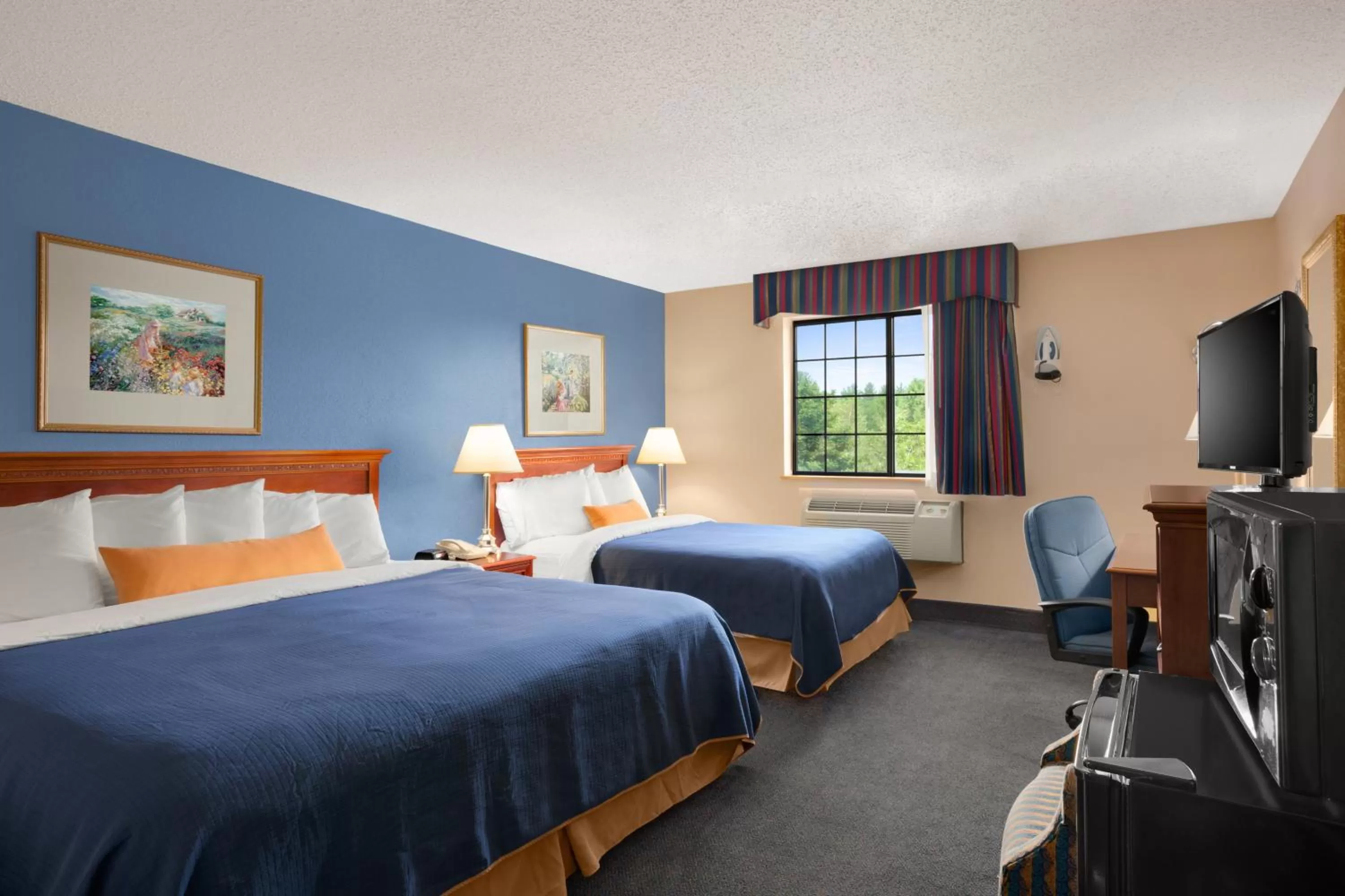 Photo of the whole room, Bed in Days Inn by Wyndham Keene NH