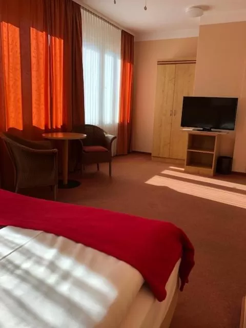 Photo of the whole room, Bed in Hotel Imperial