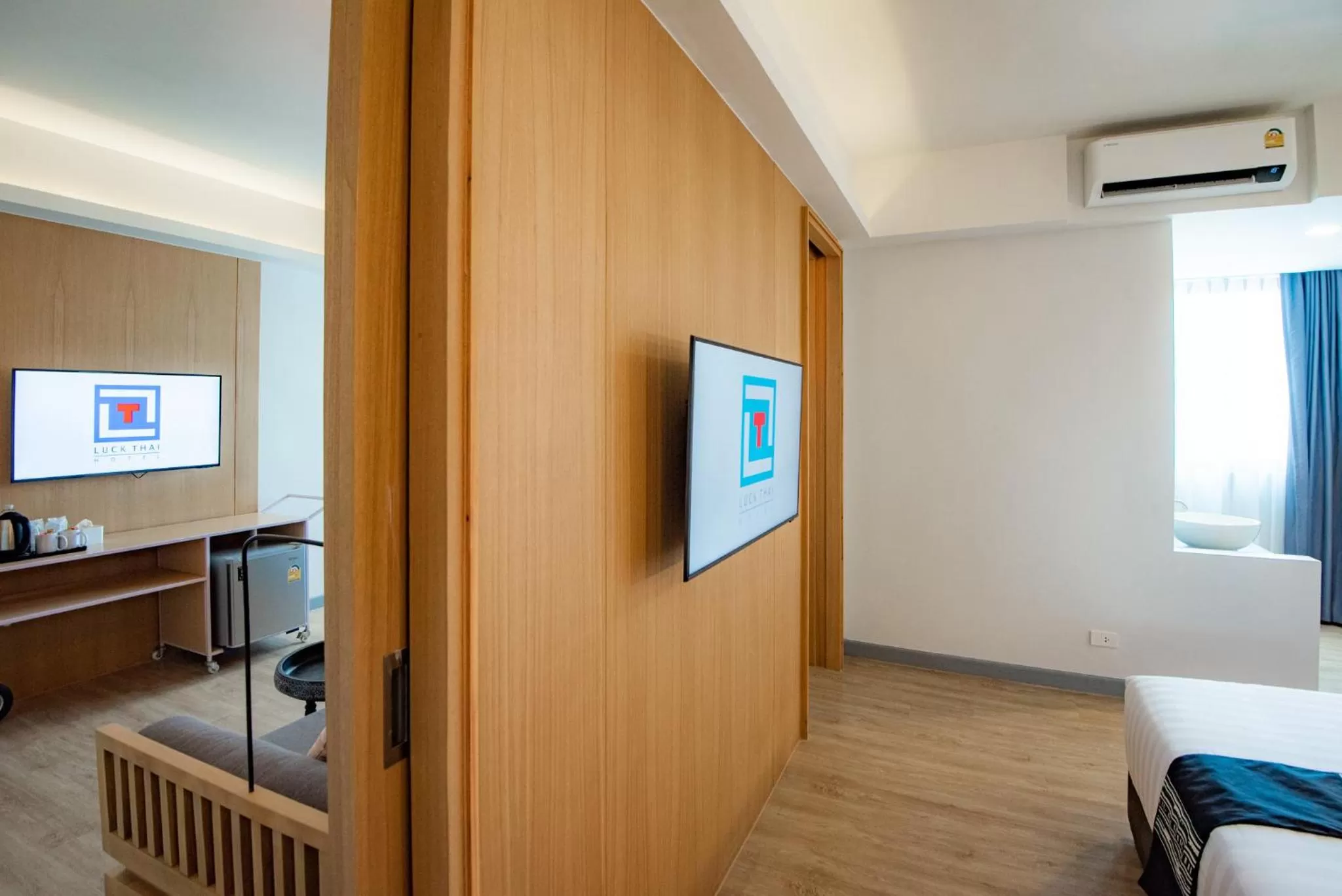 Communal lounge/ TV room in Luck Thai Hotel