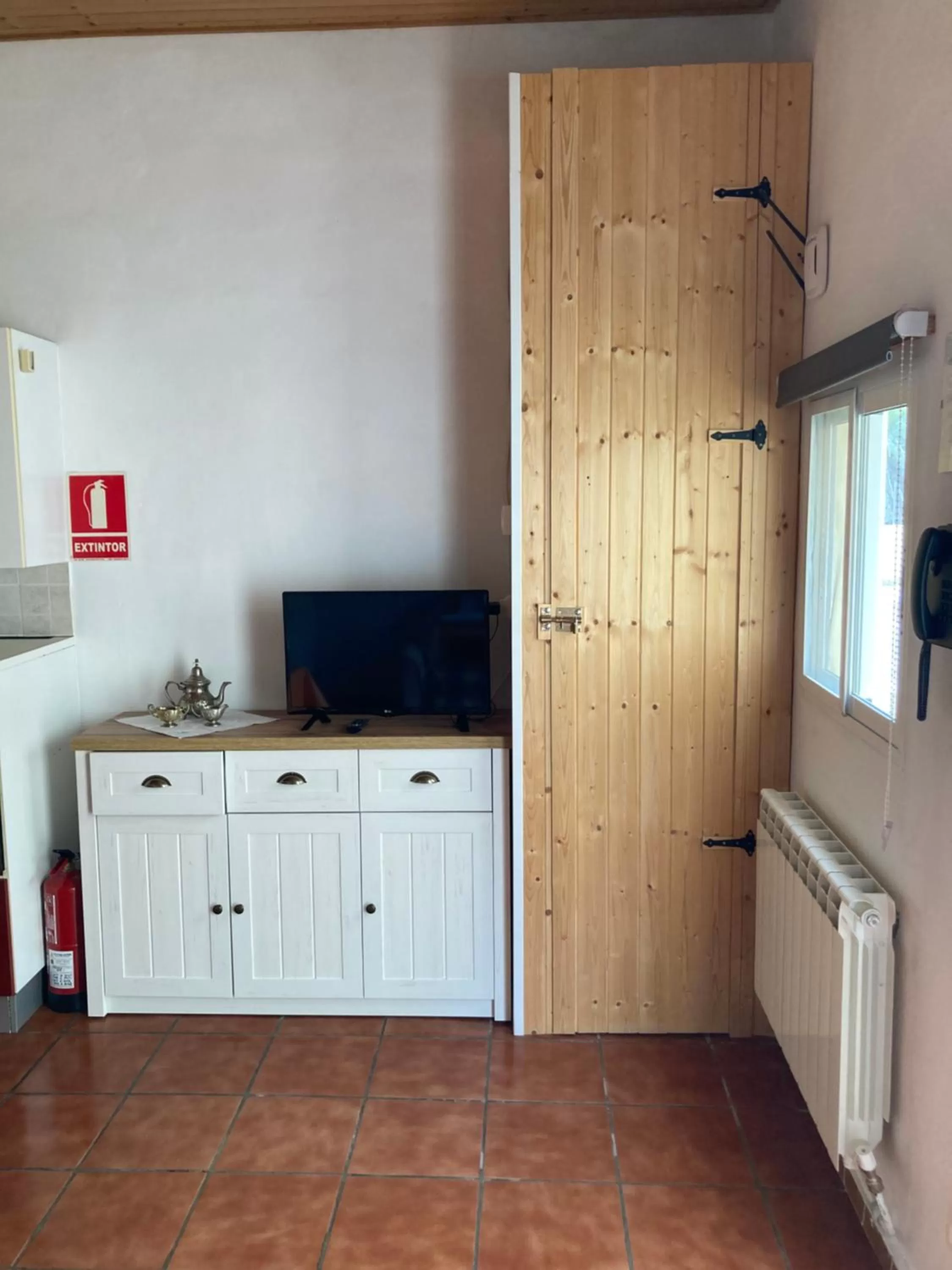 Kitchen or kitchenette, TV/Entertainment Center in Casa Robion