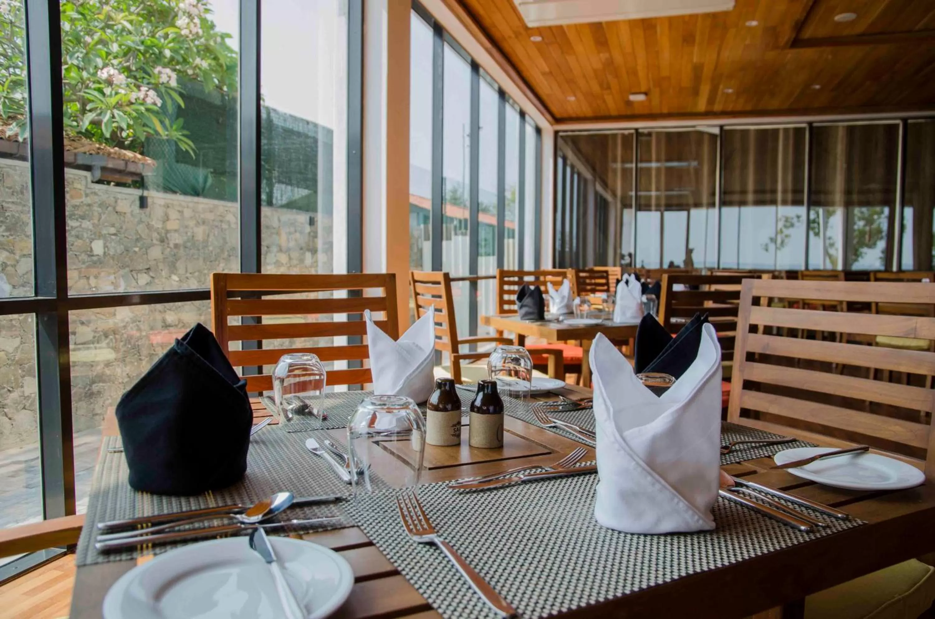 Restaurant/places to eat in Regenta Arie Lagoon Negombo