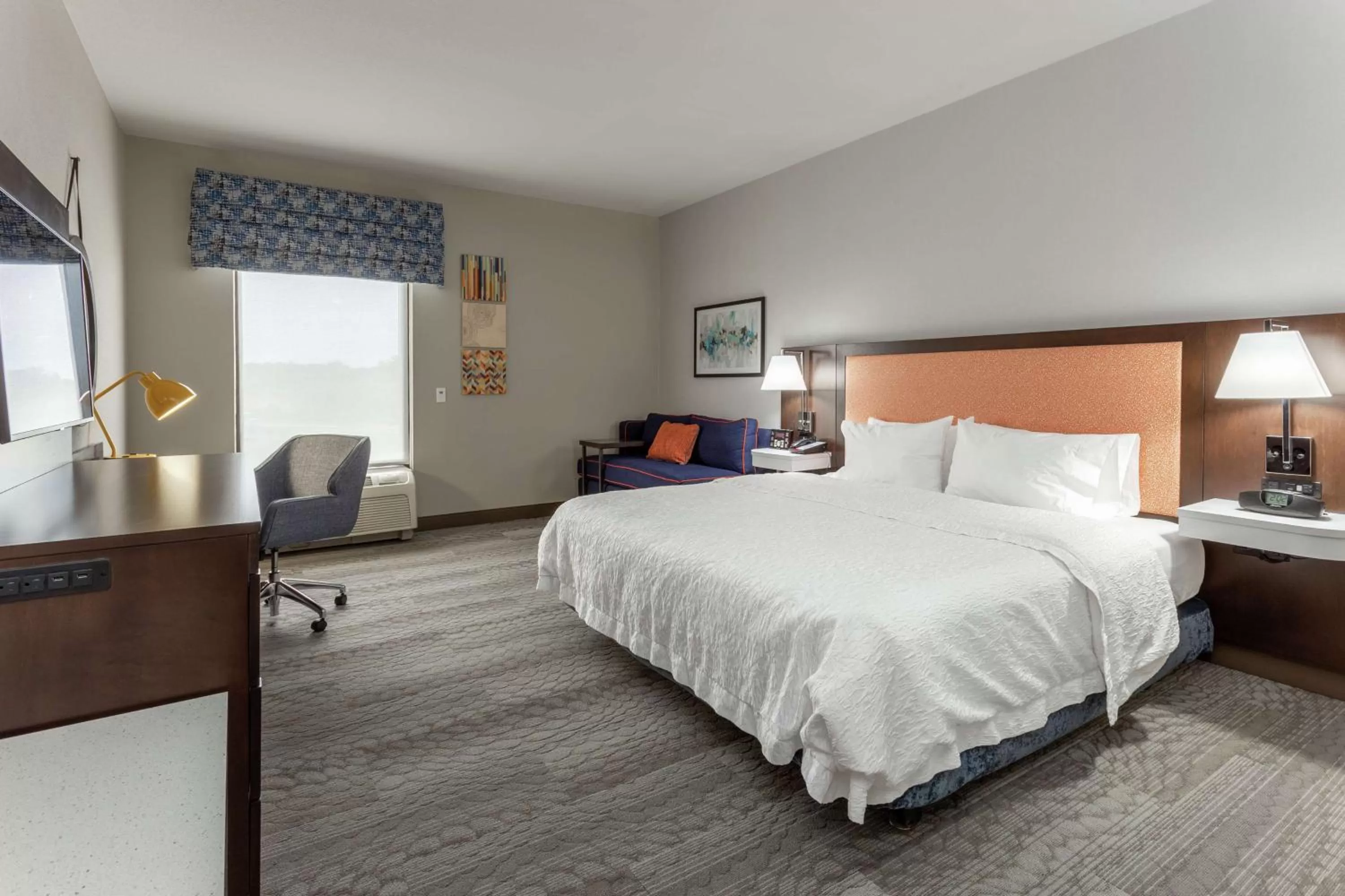 Bedroom, Bed in Hampton Inn Jefferson City at Capital Mall