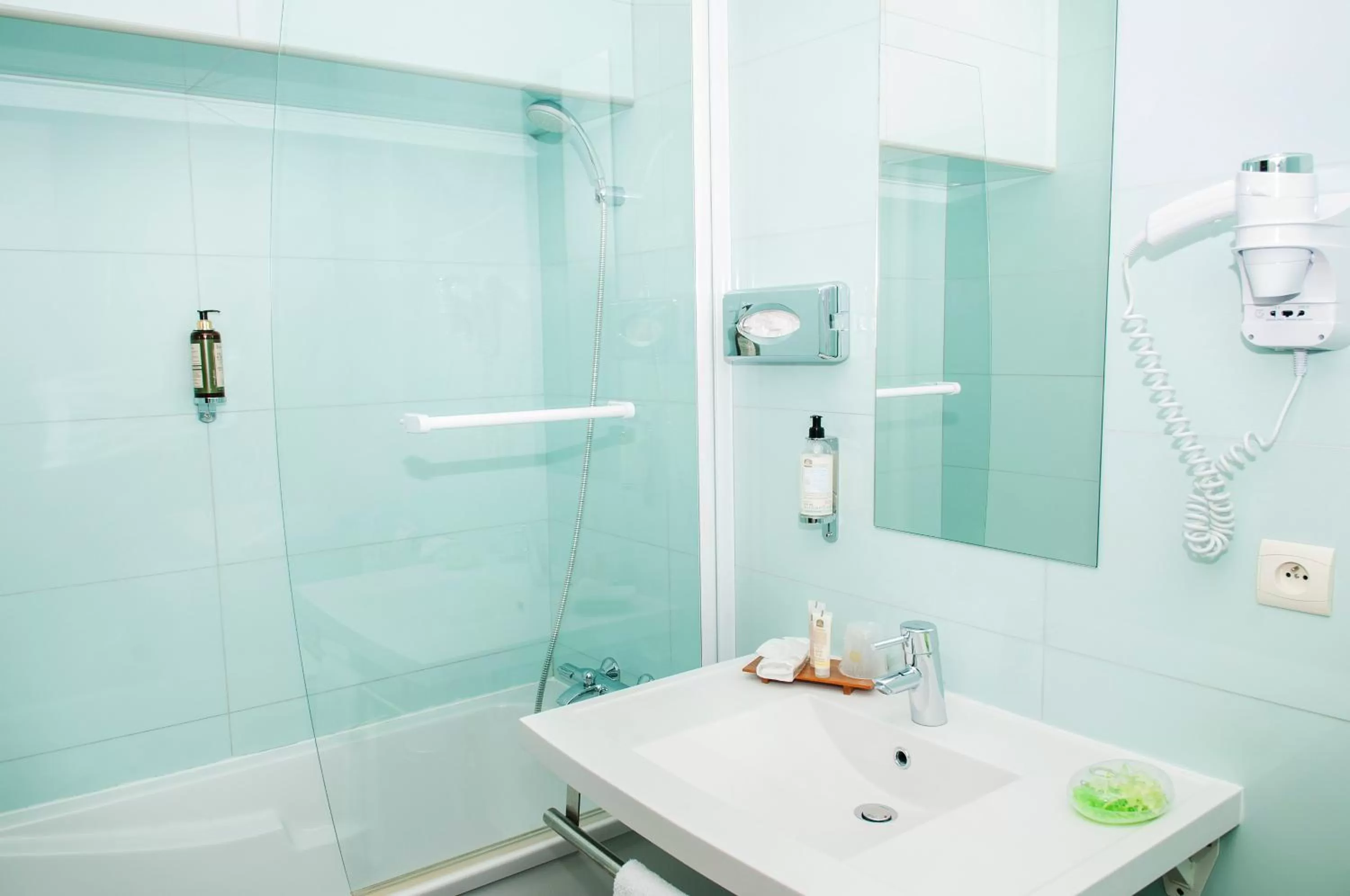 Shower in Best Western Plus Hôtel Colbert