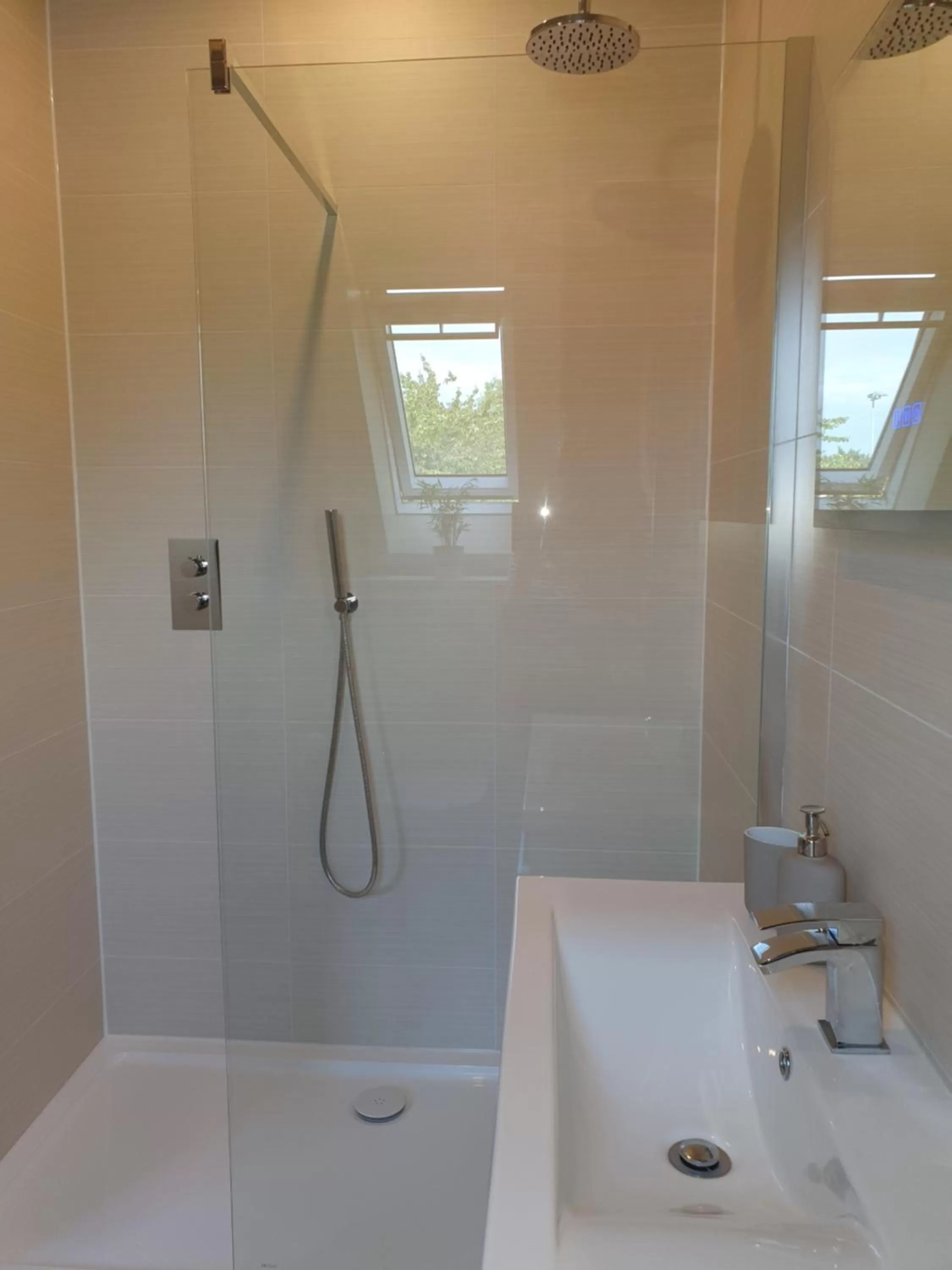 Shower, Bathroom in Maple Cottage B&B