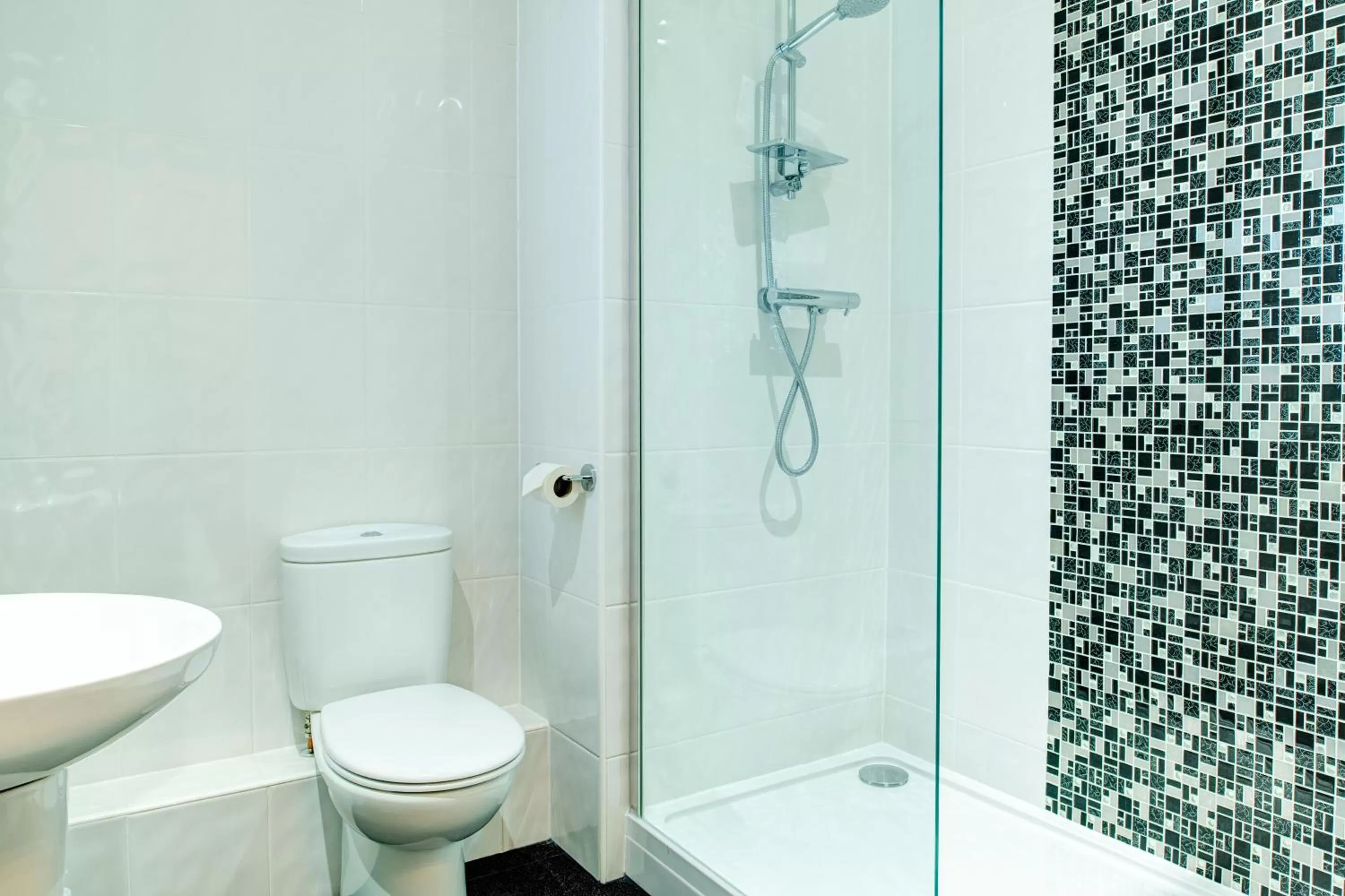 Shower in Best Western The Royal Chase Hotel