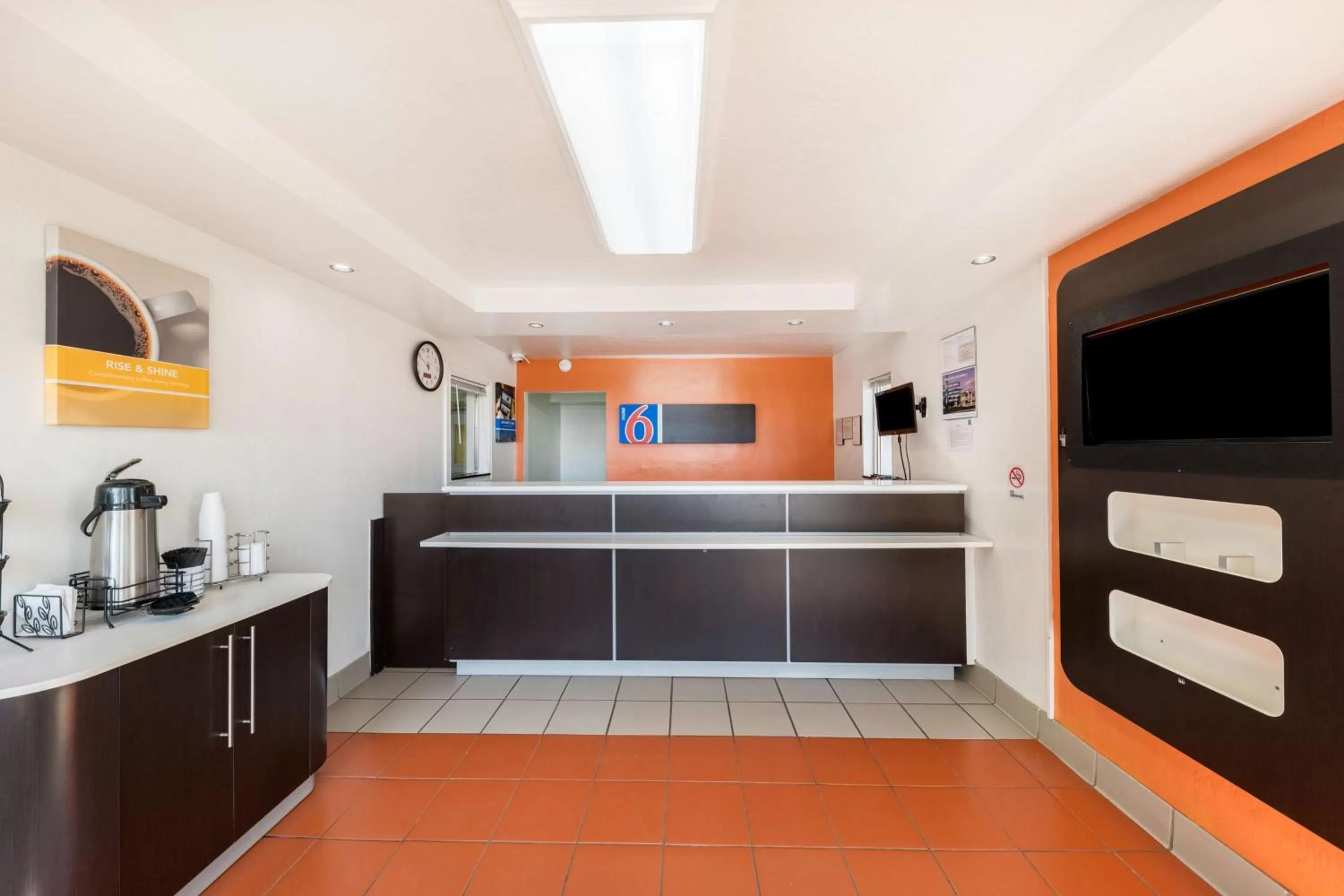 Communal lounge/ TV room, Kitchen/Kitchenette in Motel 6-Oklahoma City, OK - Bricktown