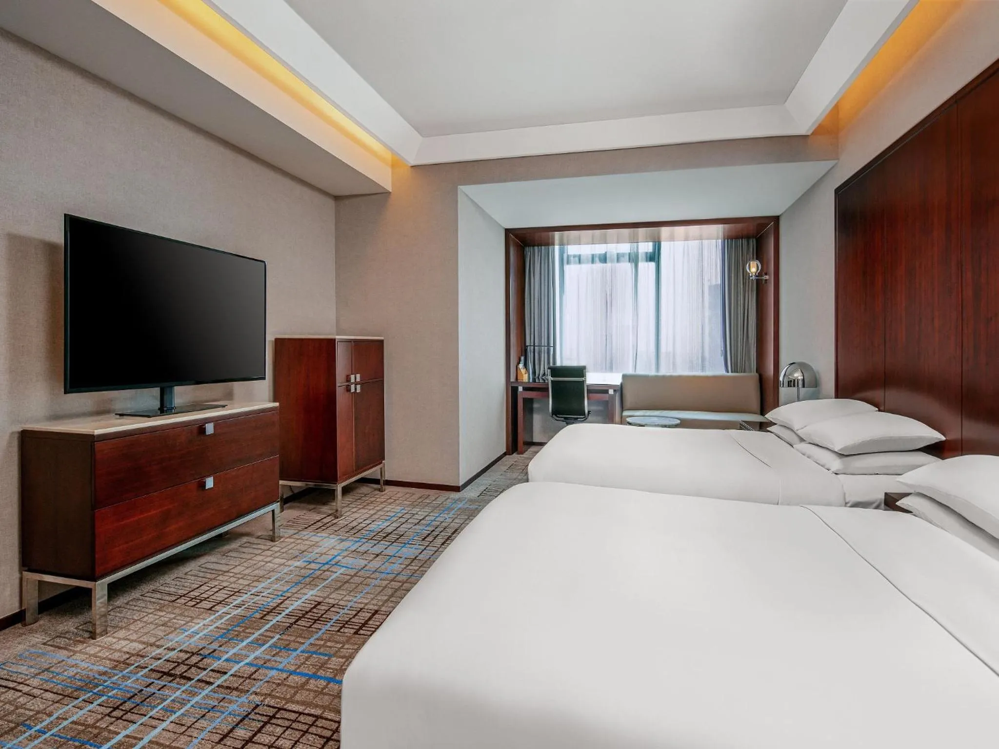 Photo of the whole room, Bed in Renaissance Shanghai Zhongshan Park Hotel