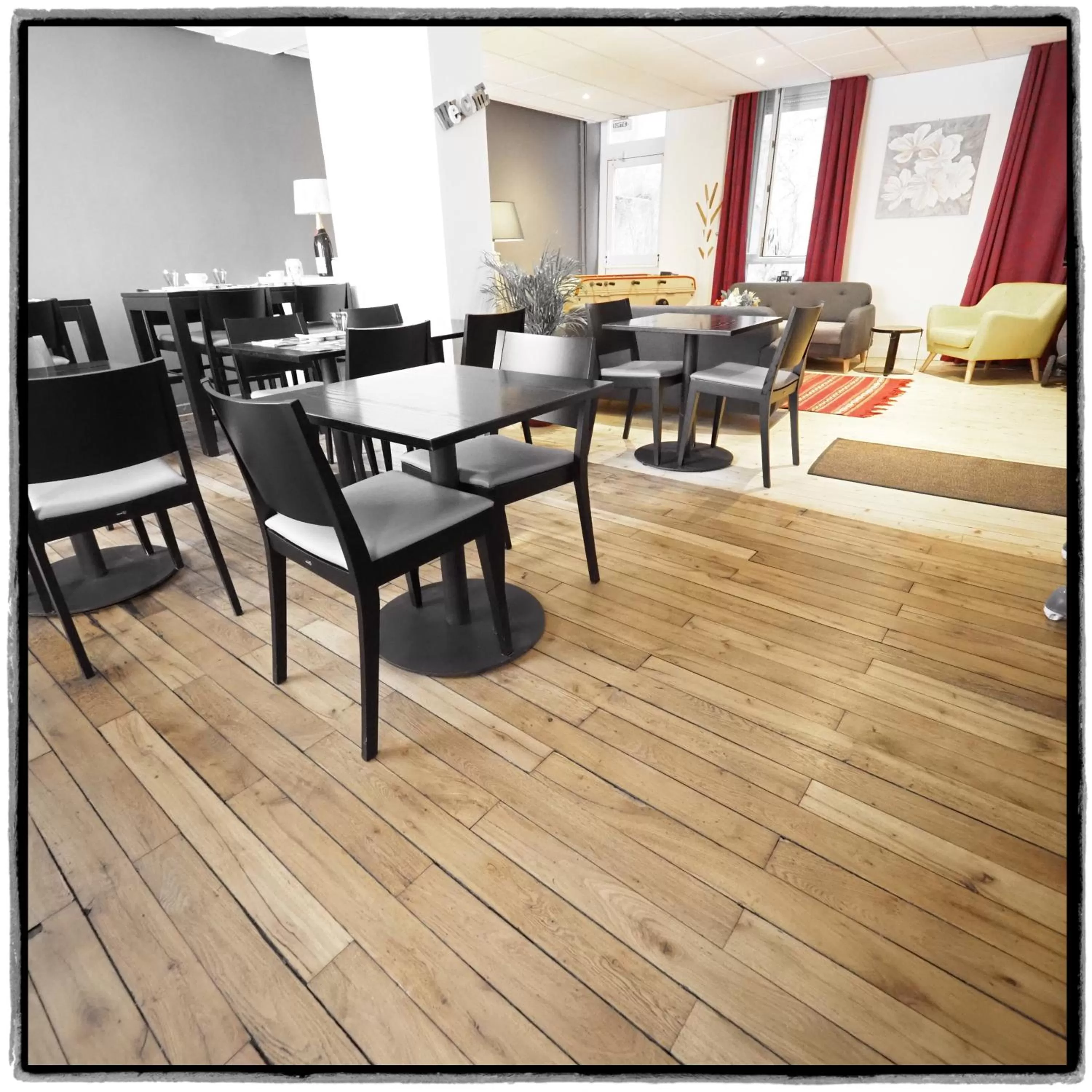 Communal lounge/ TV room in Hôtel Le Biarritz - Vichy