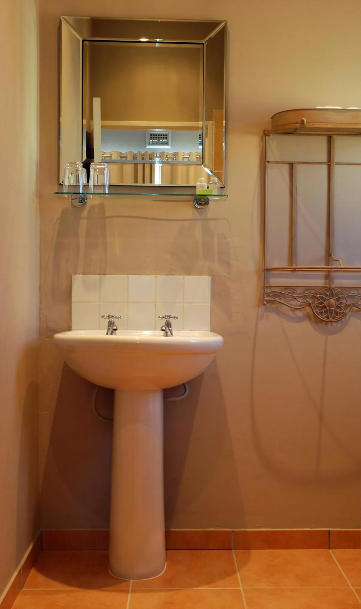 Bathroom in Sneezewood Farm Bed&Breakfast and Self-Catering Cottage