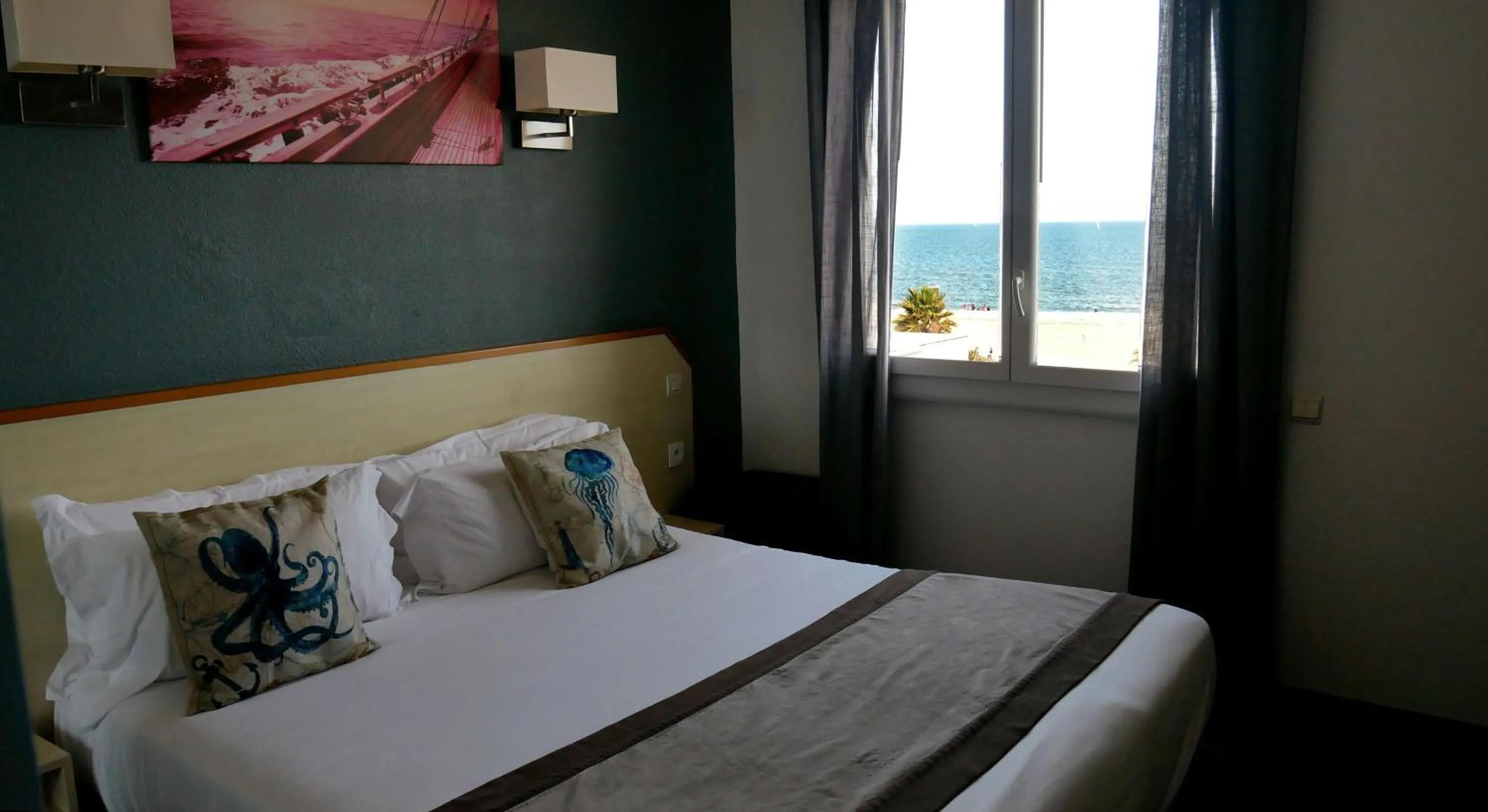 Photo of the whole room, Bed in Le Regina Hôtel et restaurant Canet-plage