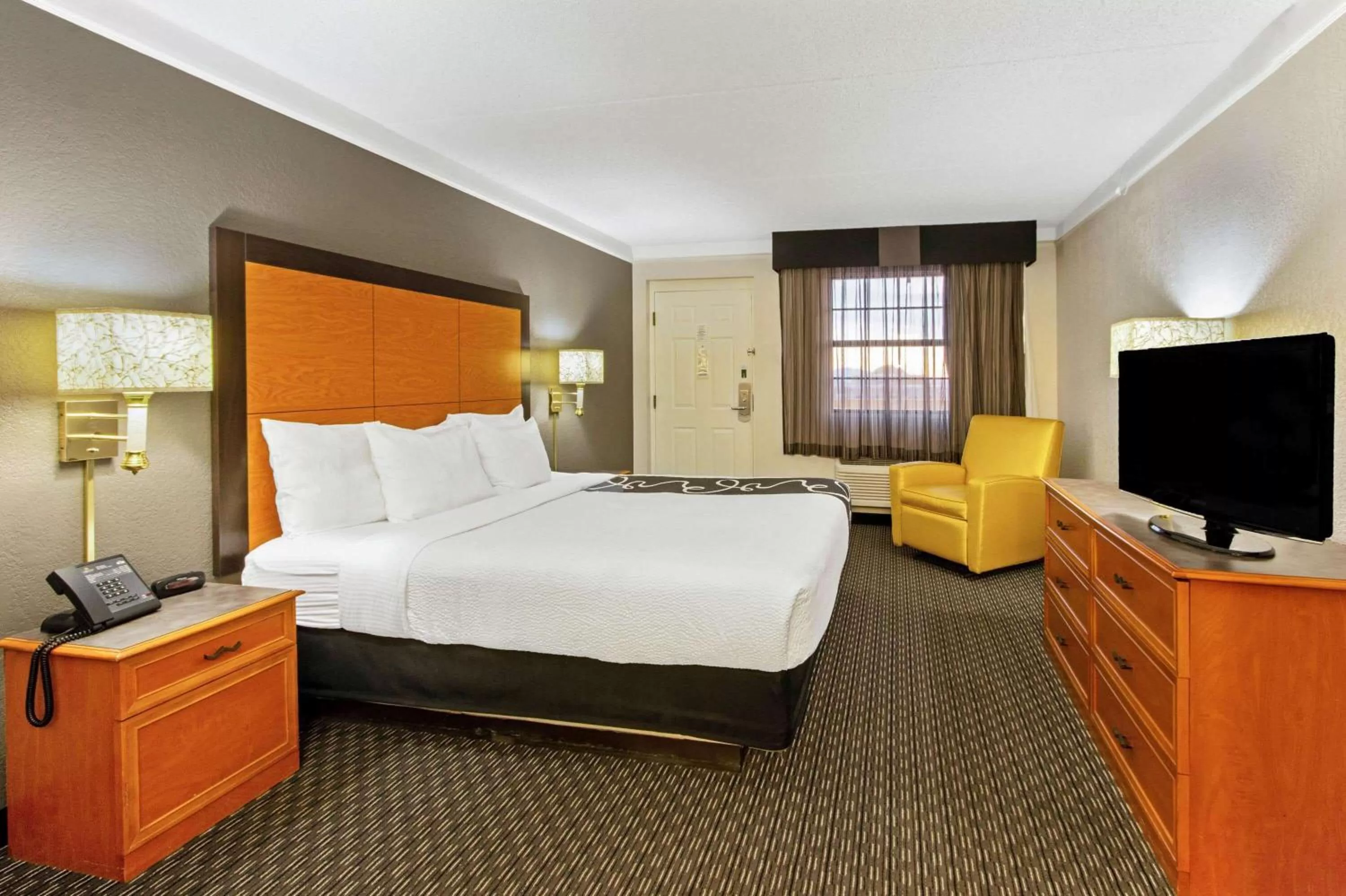 Photo of the whole room, Bed in La Quinta Inn by Wyndham Santa Fe