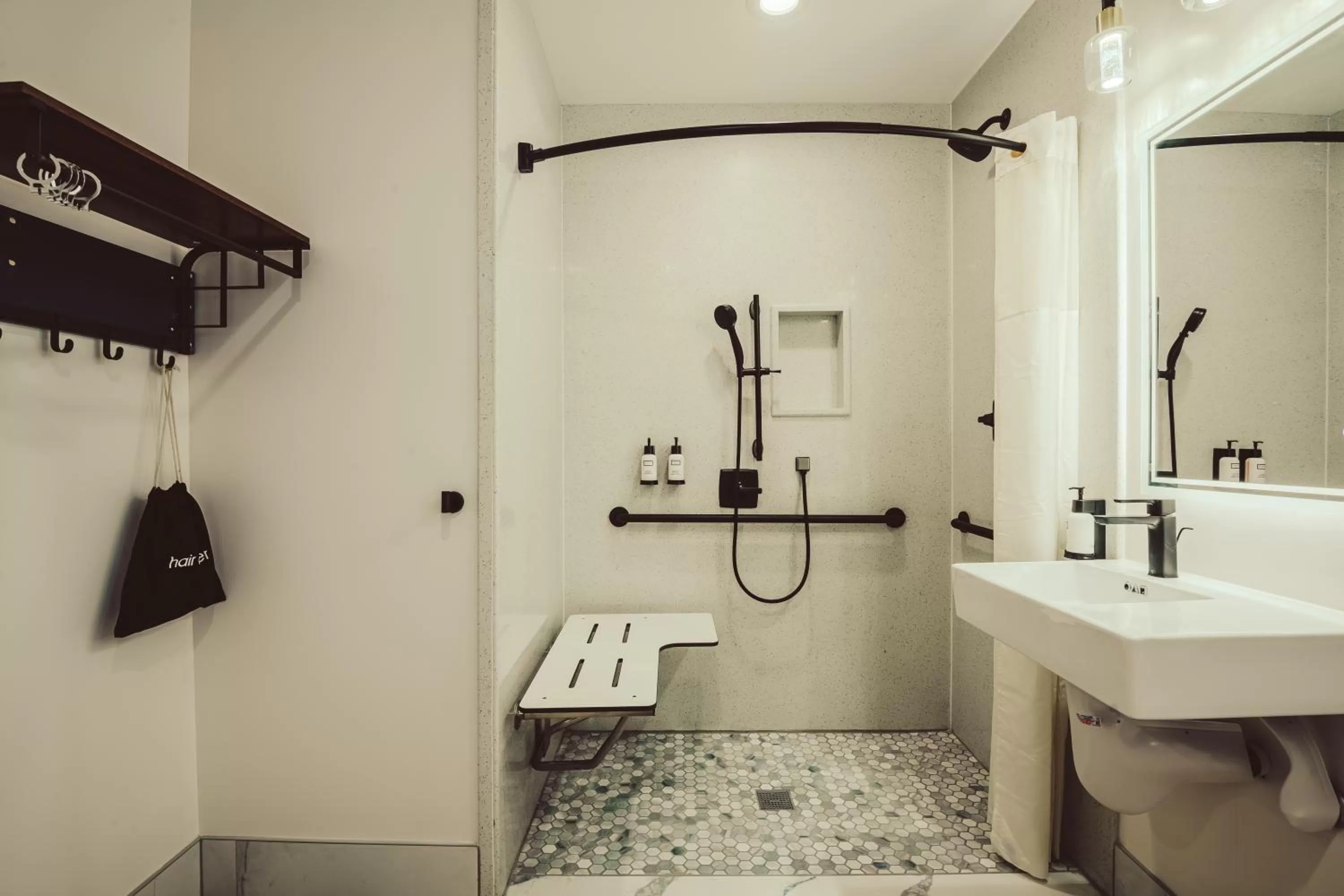 Shower in Blufftop Inn & Suites - Wharf/Restaurant District