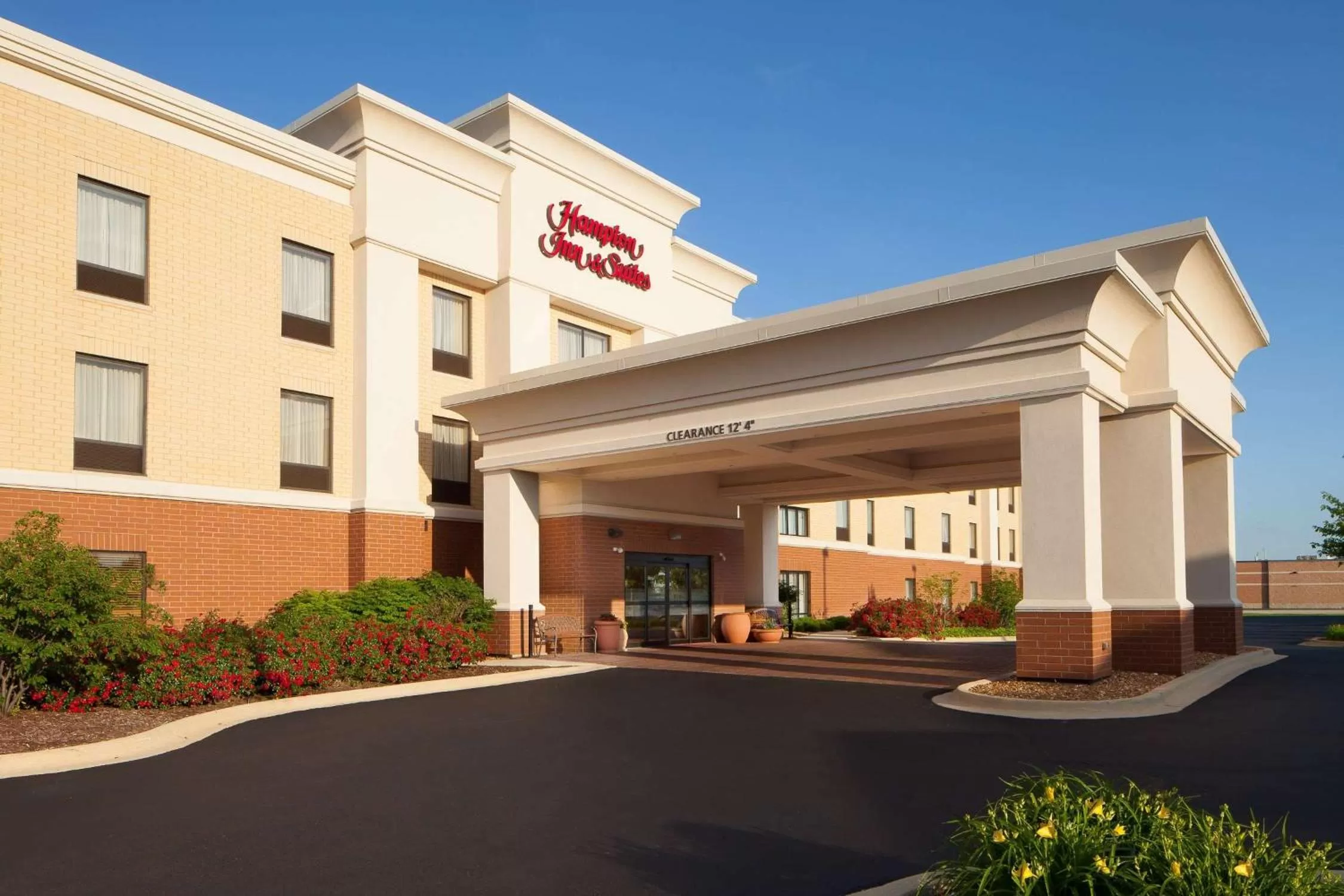 Property building in Hampton Inn & Suites Chicago/Saint Charles