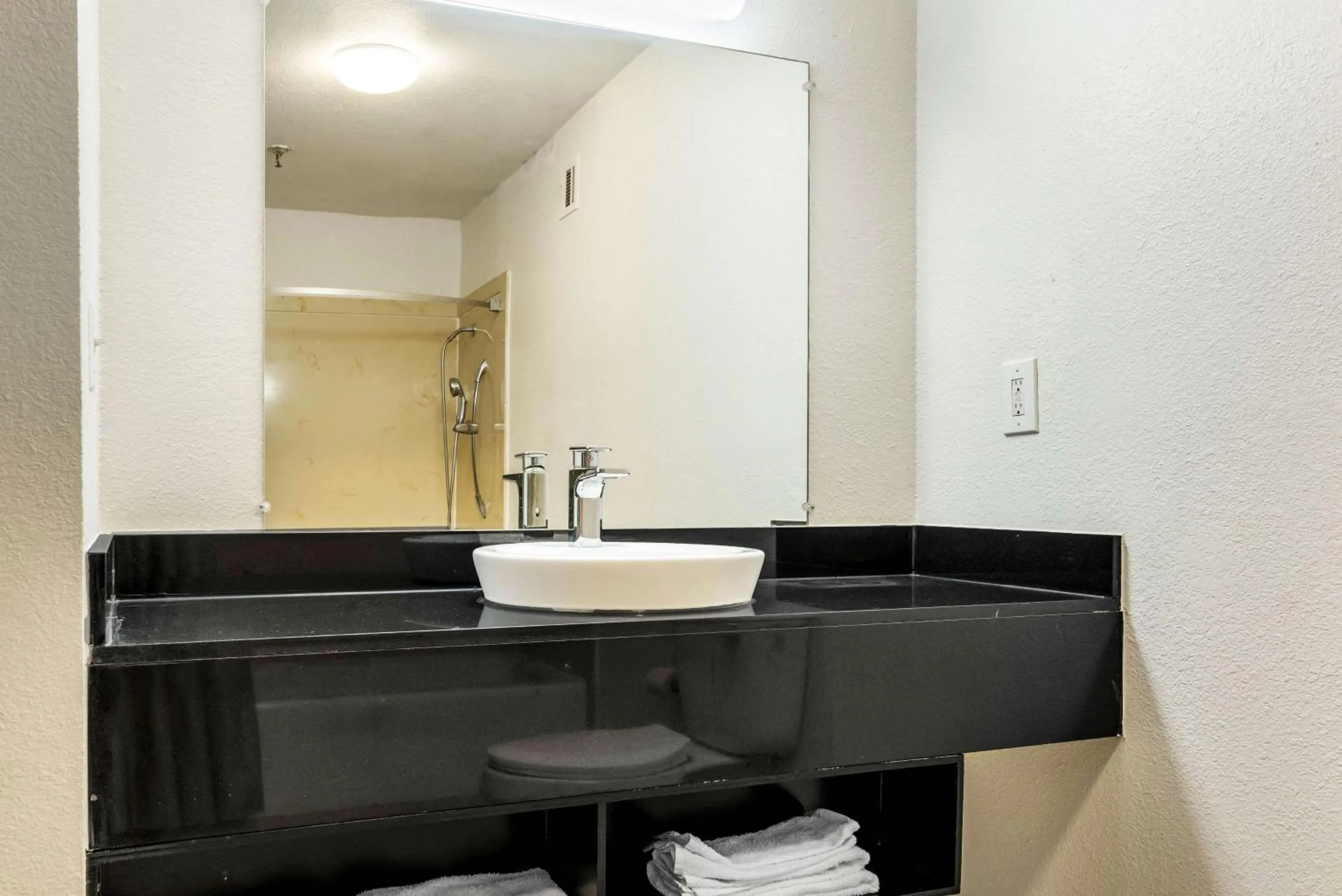 Bathroom in Motel 6-Alexandria, LA - South