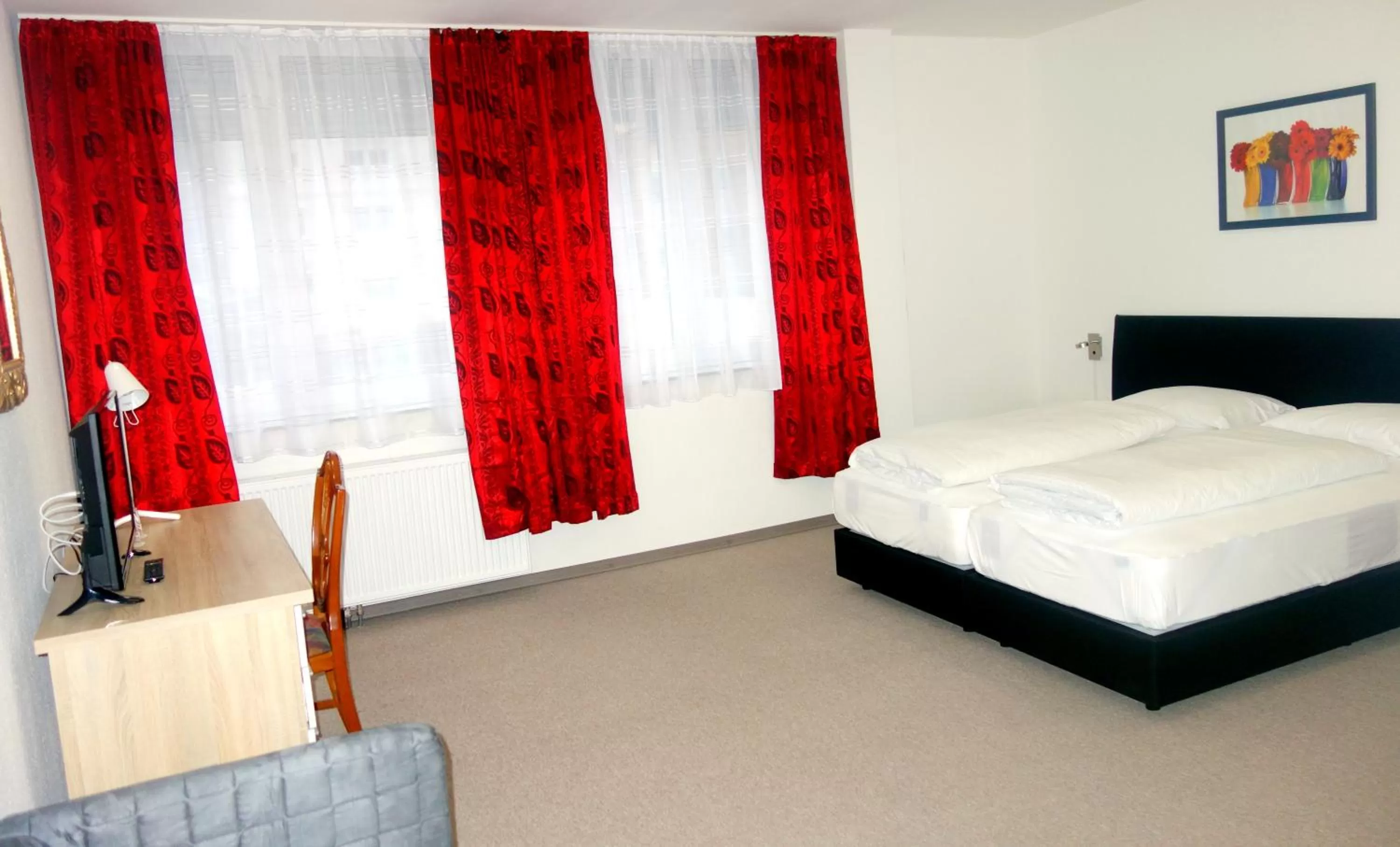 Property building, Bed in Budget Hotel Ludwigshafen