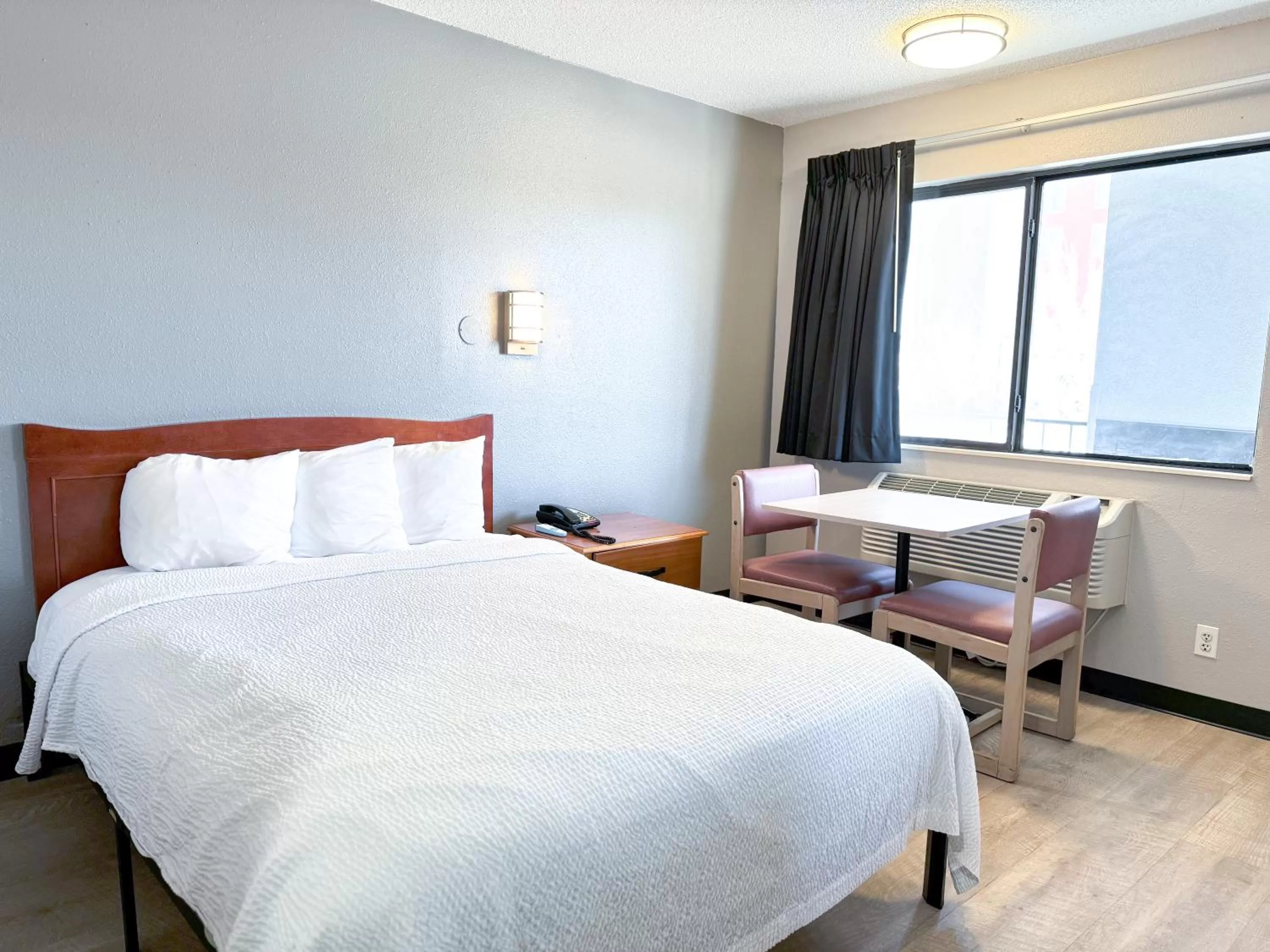 Bedroom, Bed in Super 7 Motel