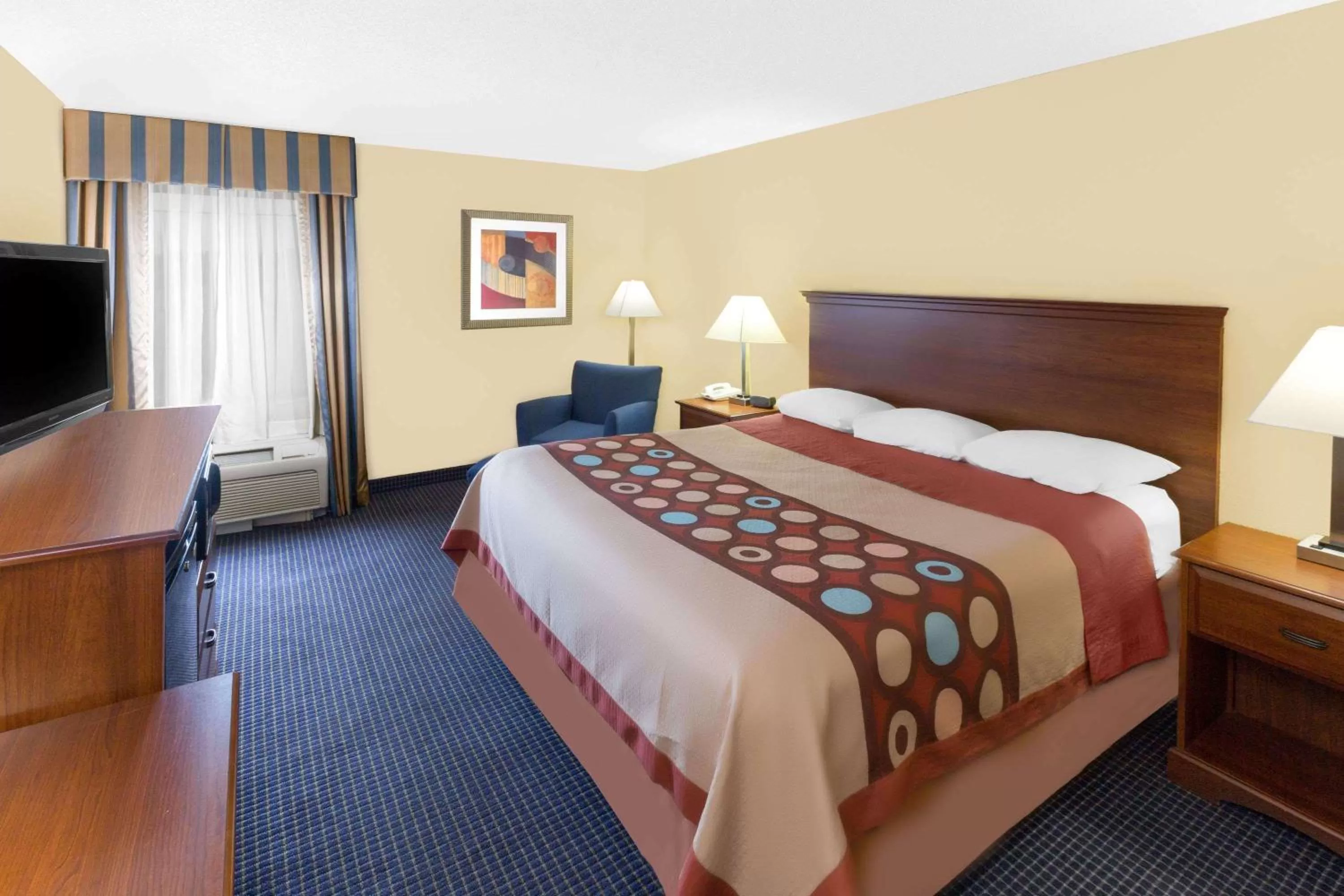 Photo of the whole room, Bed in Super 8 by Wyndham Hattiesburg South