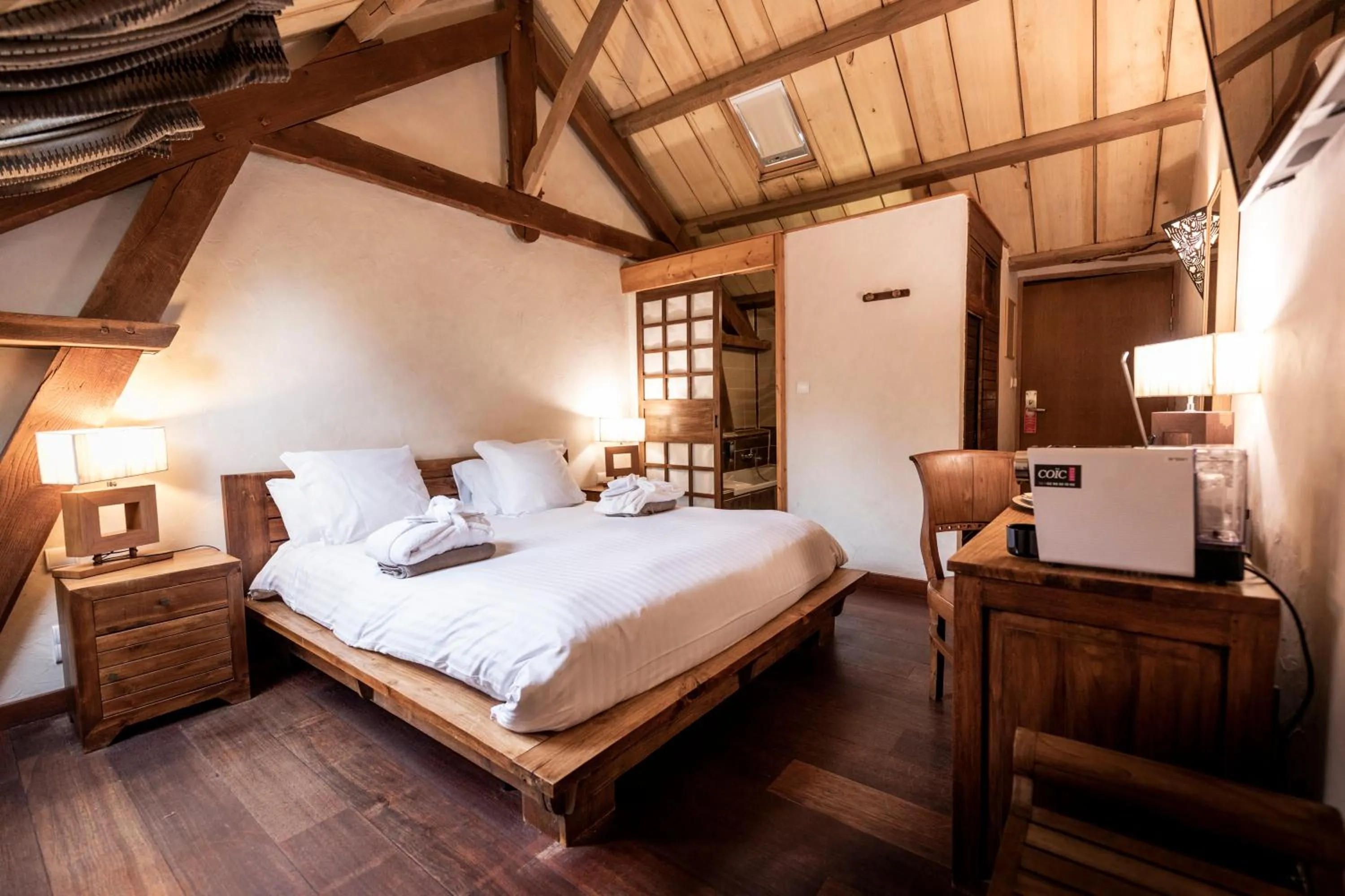 Bed in Manoir des Indes, The Originals Relais