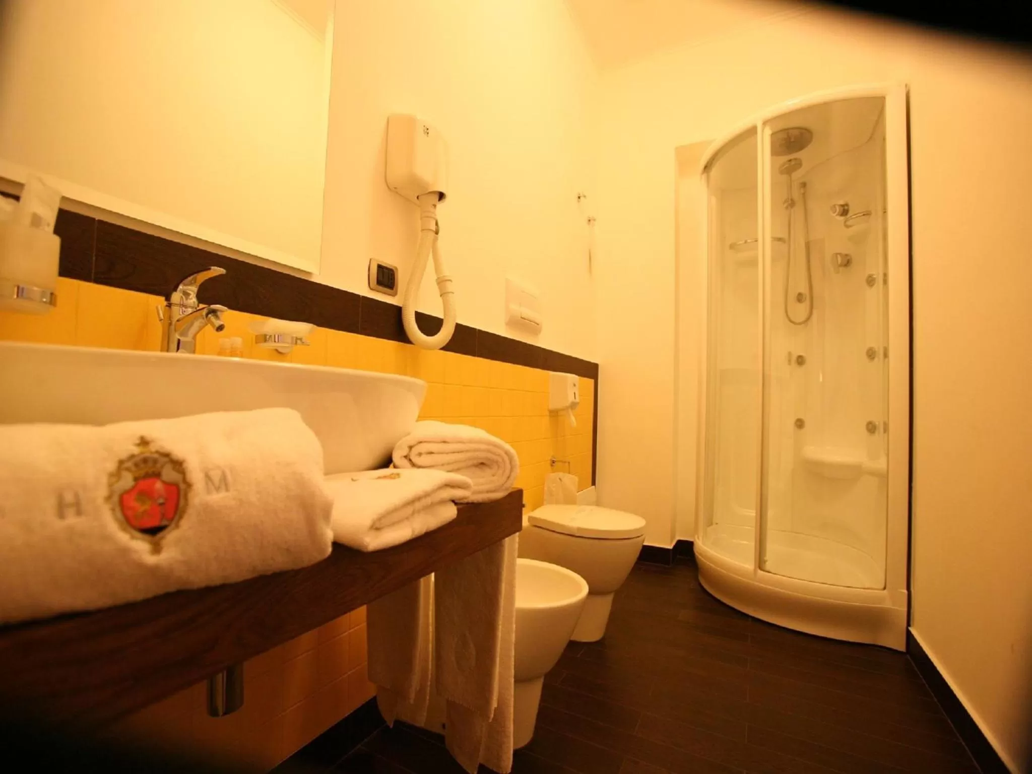 Bathroom, Bed in Hotel Medici