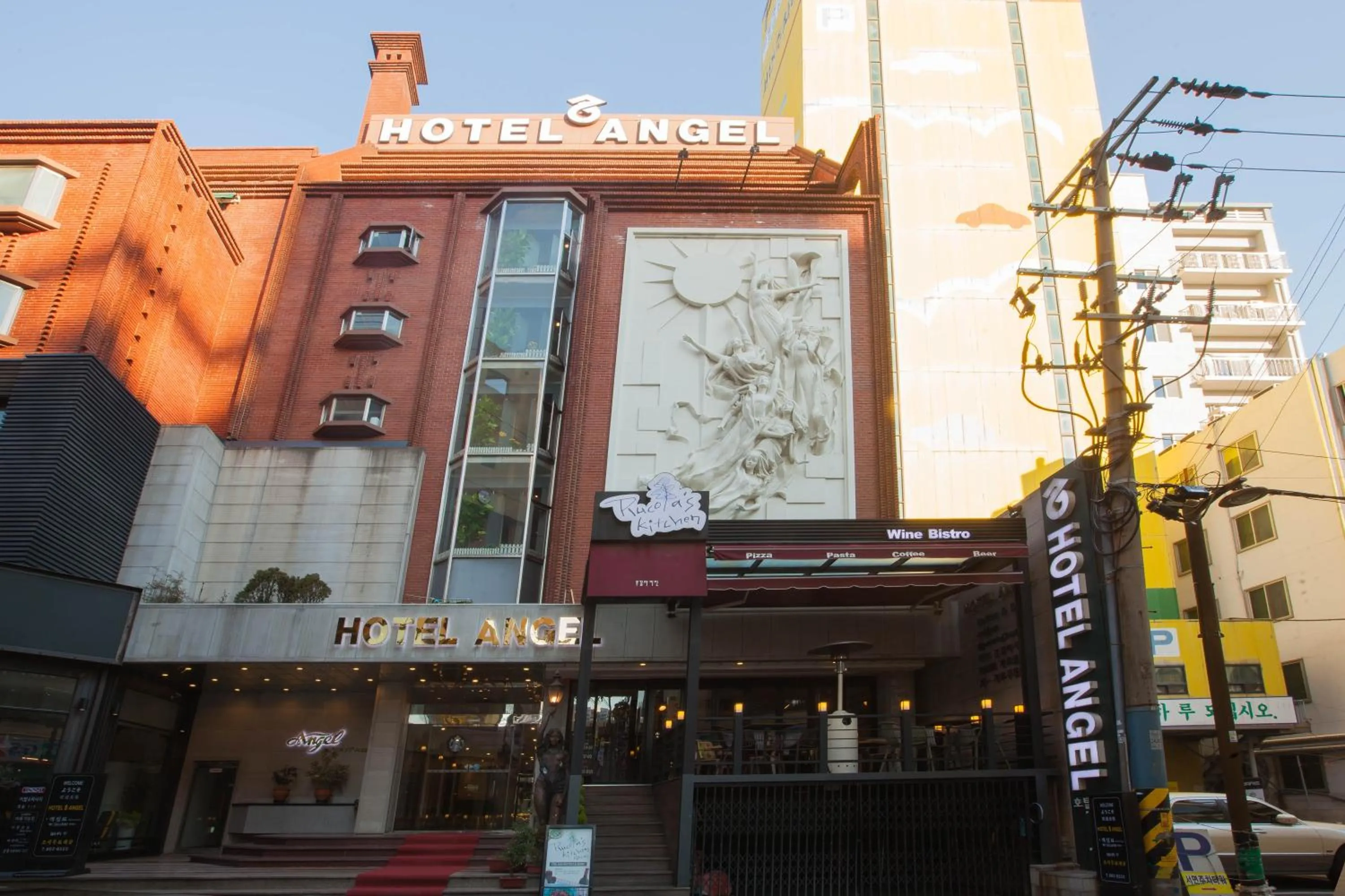 Facade/entrance in Angel Hotel