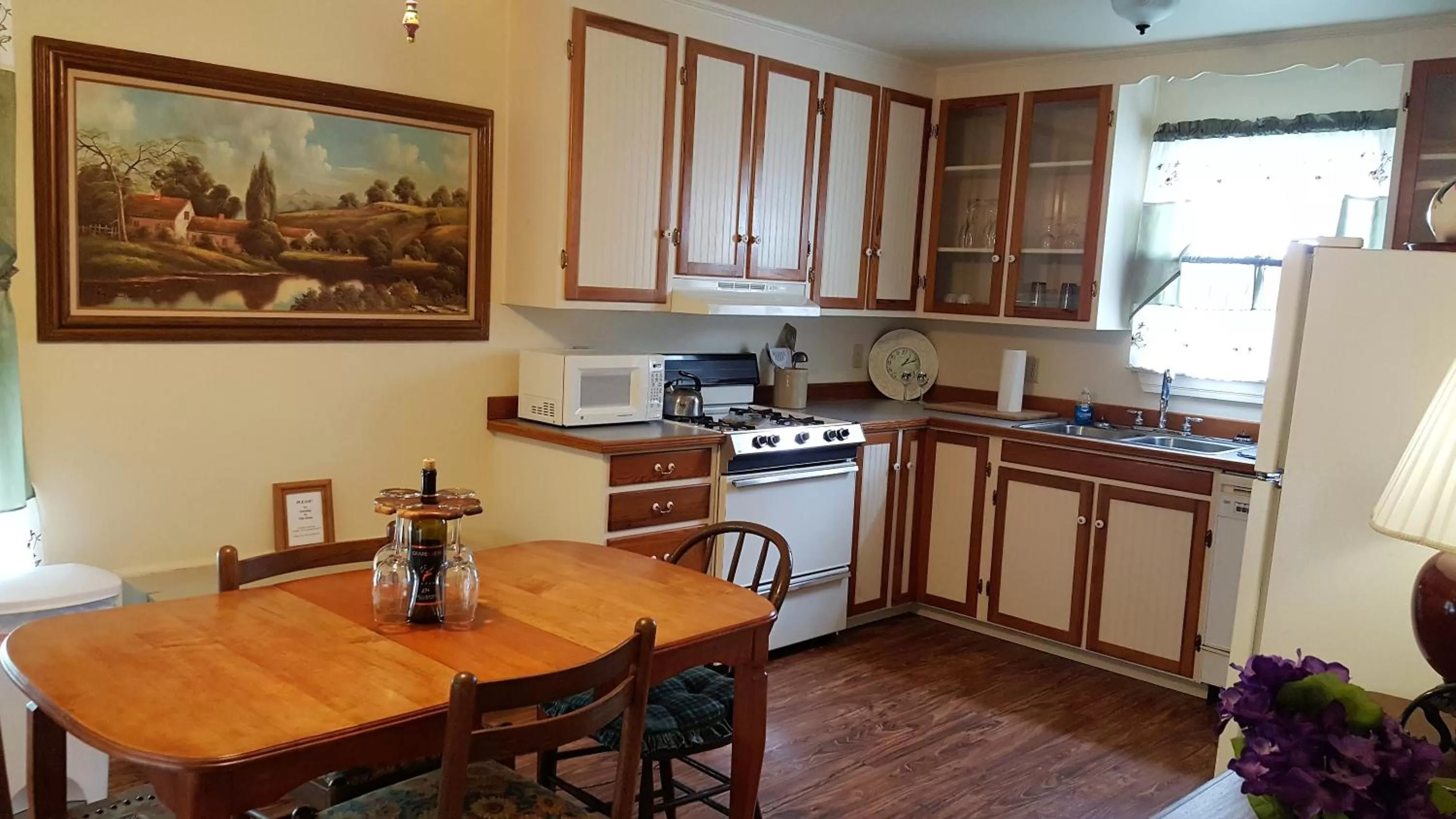 Kitchen/Kitchenette in Full Moon Inn