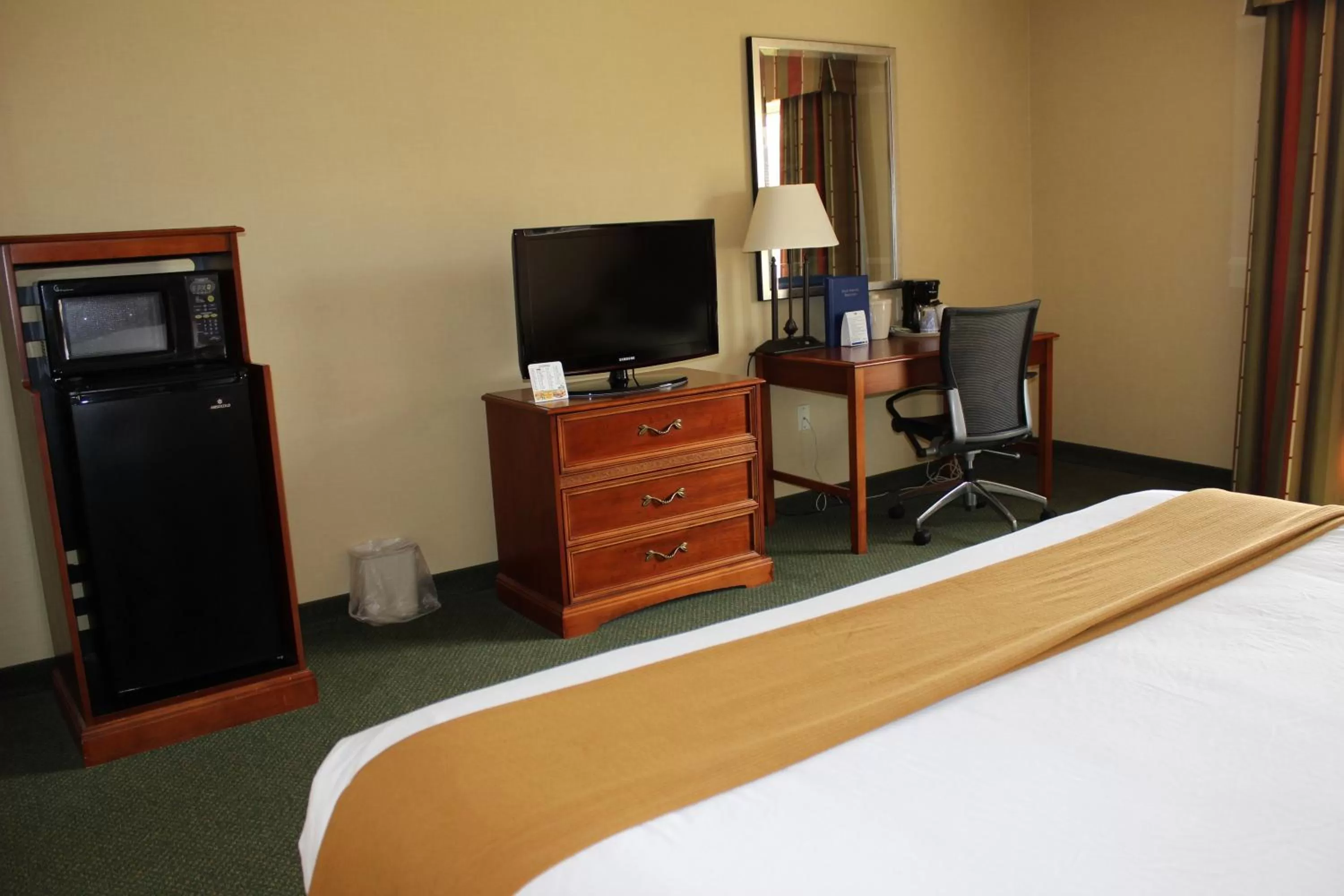 Bed in Holiday Inn Express Tehachapi by IHG