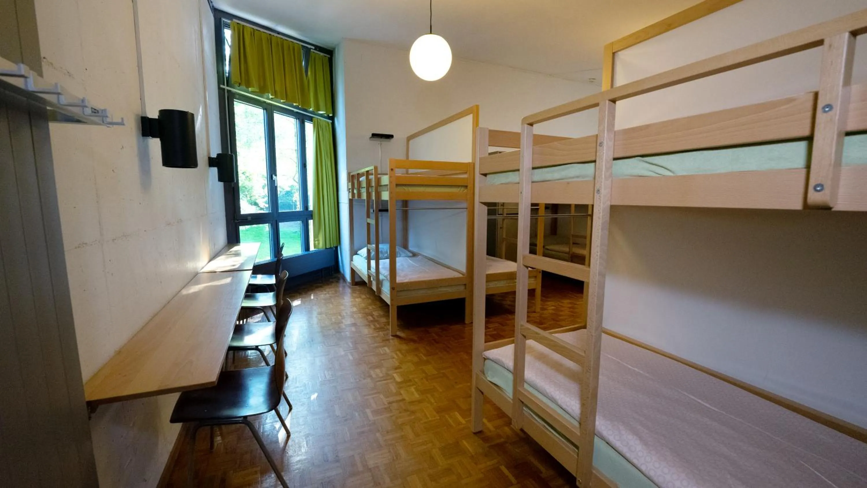 Photo of the whole room, Bed in Luzern Youth Hostel