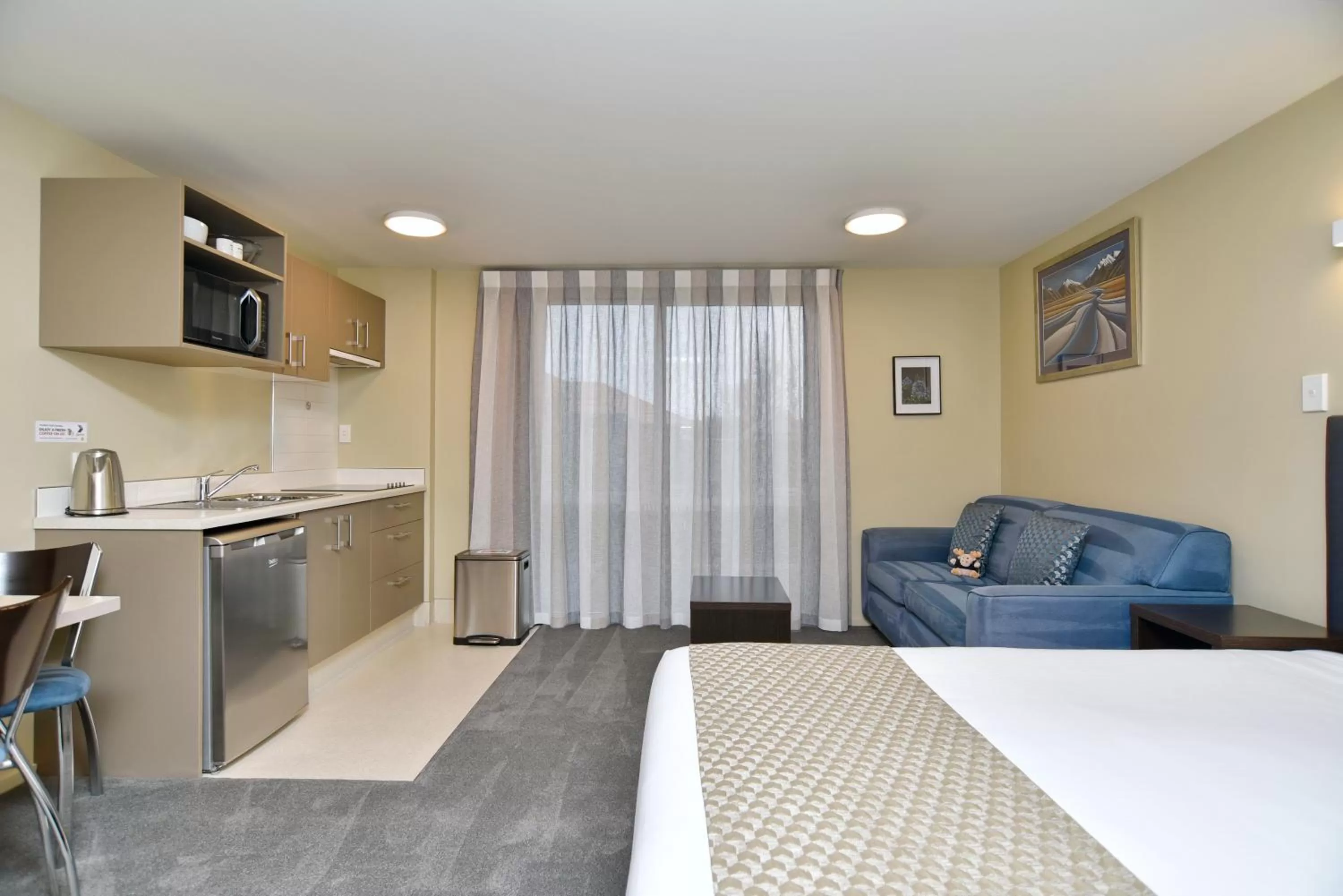 Bed, Kitchen/Kitchenette in The Riverstone