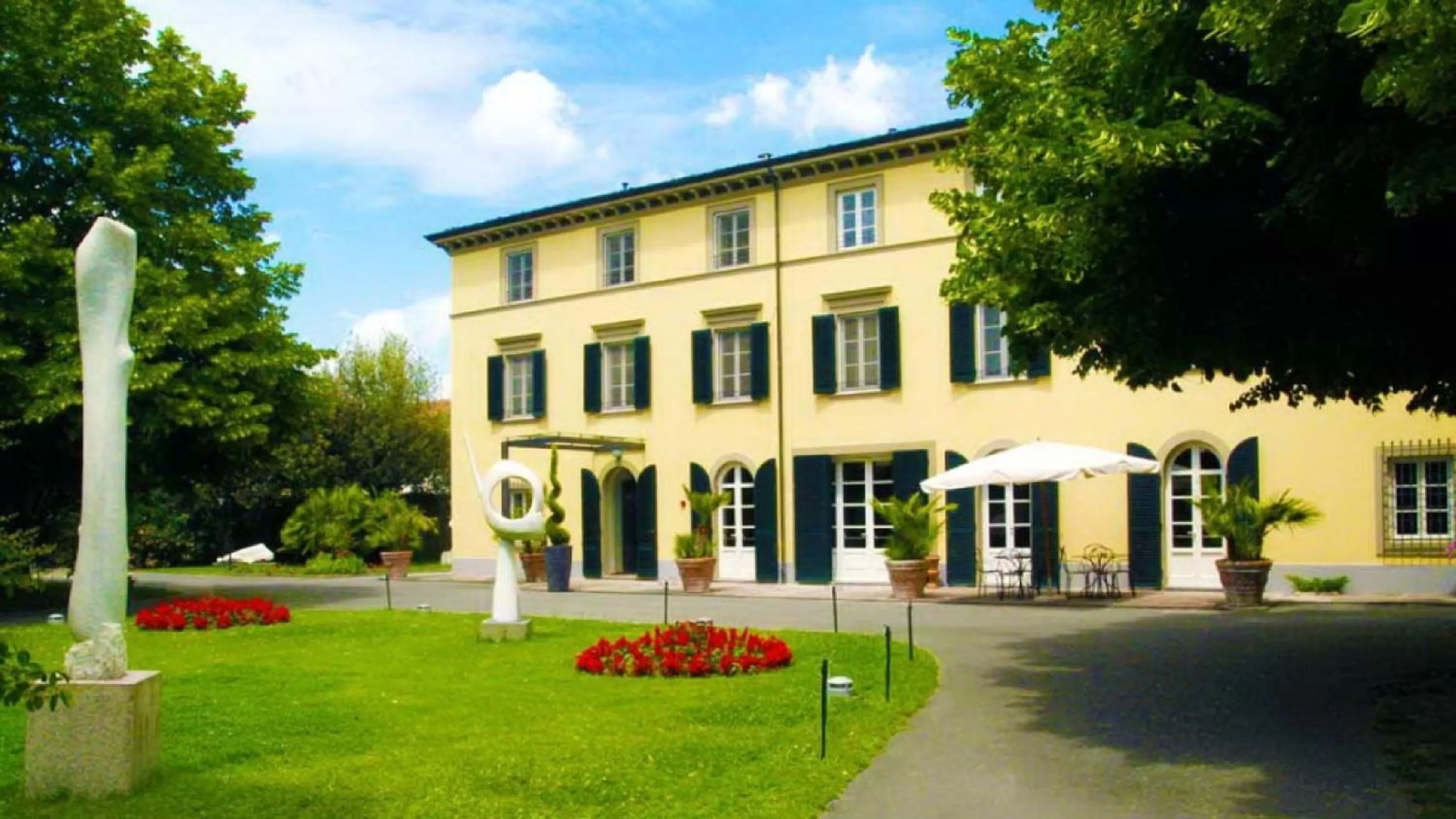 Property building in Hotel Hambros - Il Parco in Villa Banchieri
