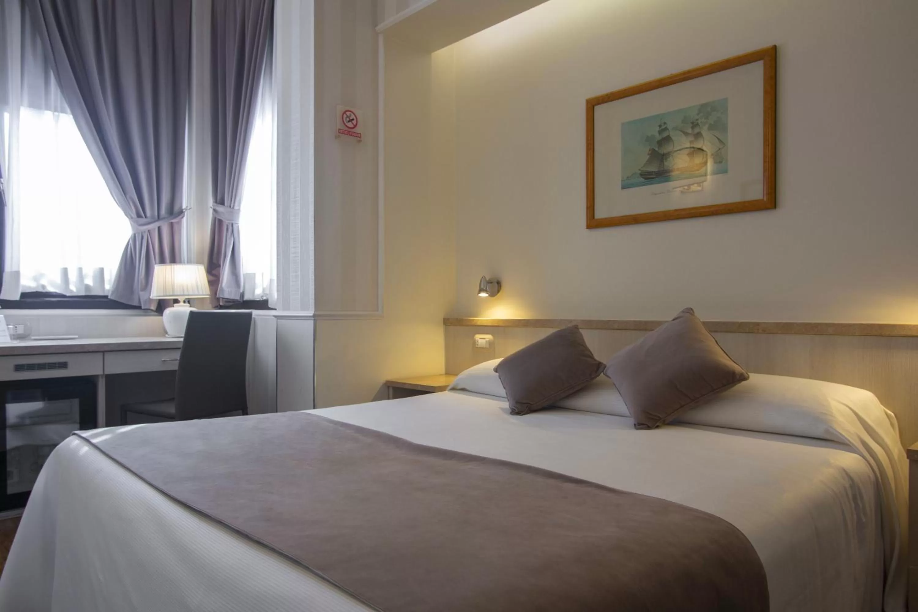 Bedroom, Bed in Hotel Flora