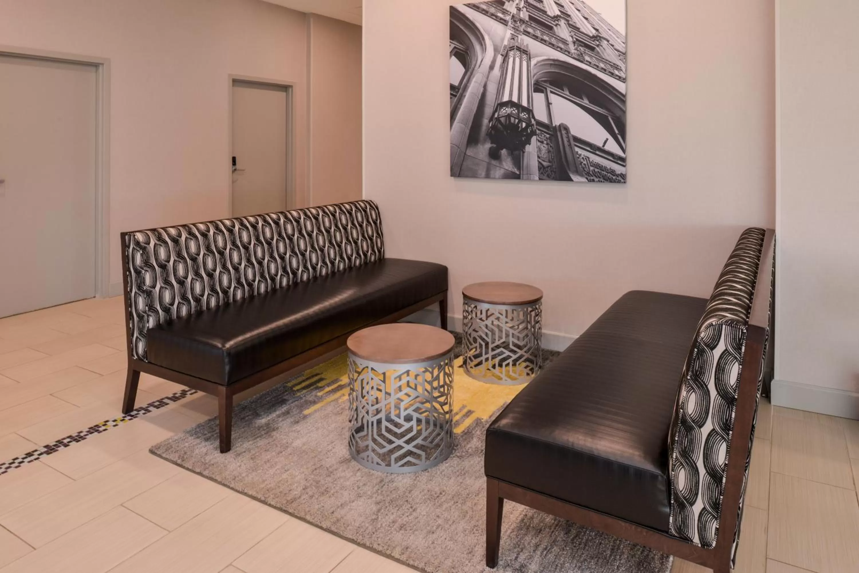 Lounge or bar in La Quinta by Wyndham Indianapolis South