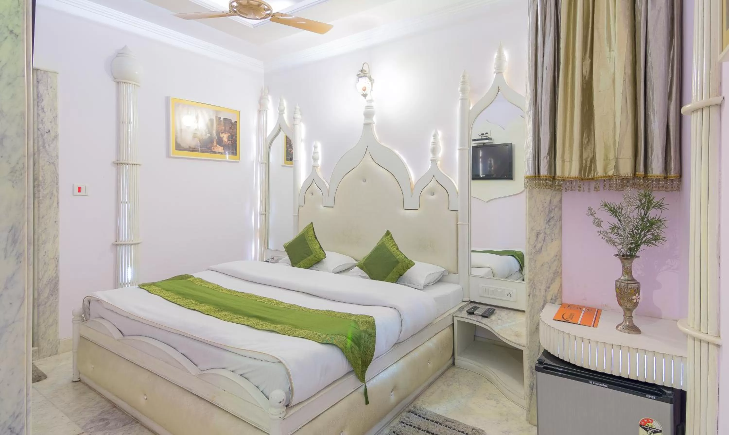 [Sanitized] Superior Double Room in Natraj Yes Please -New Delhi