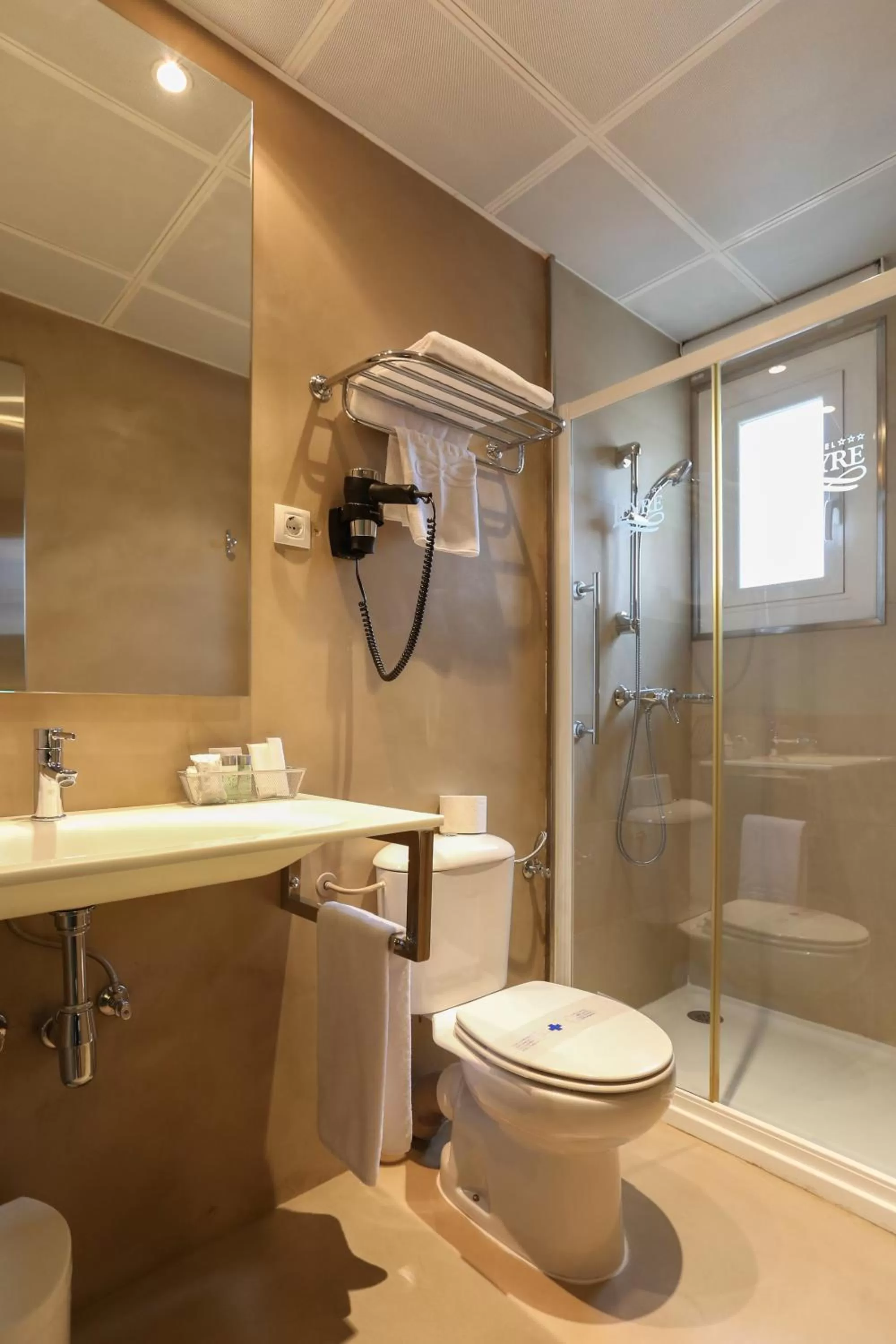Shower in Habitus Hotel Leyre
