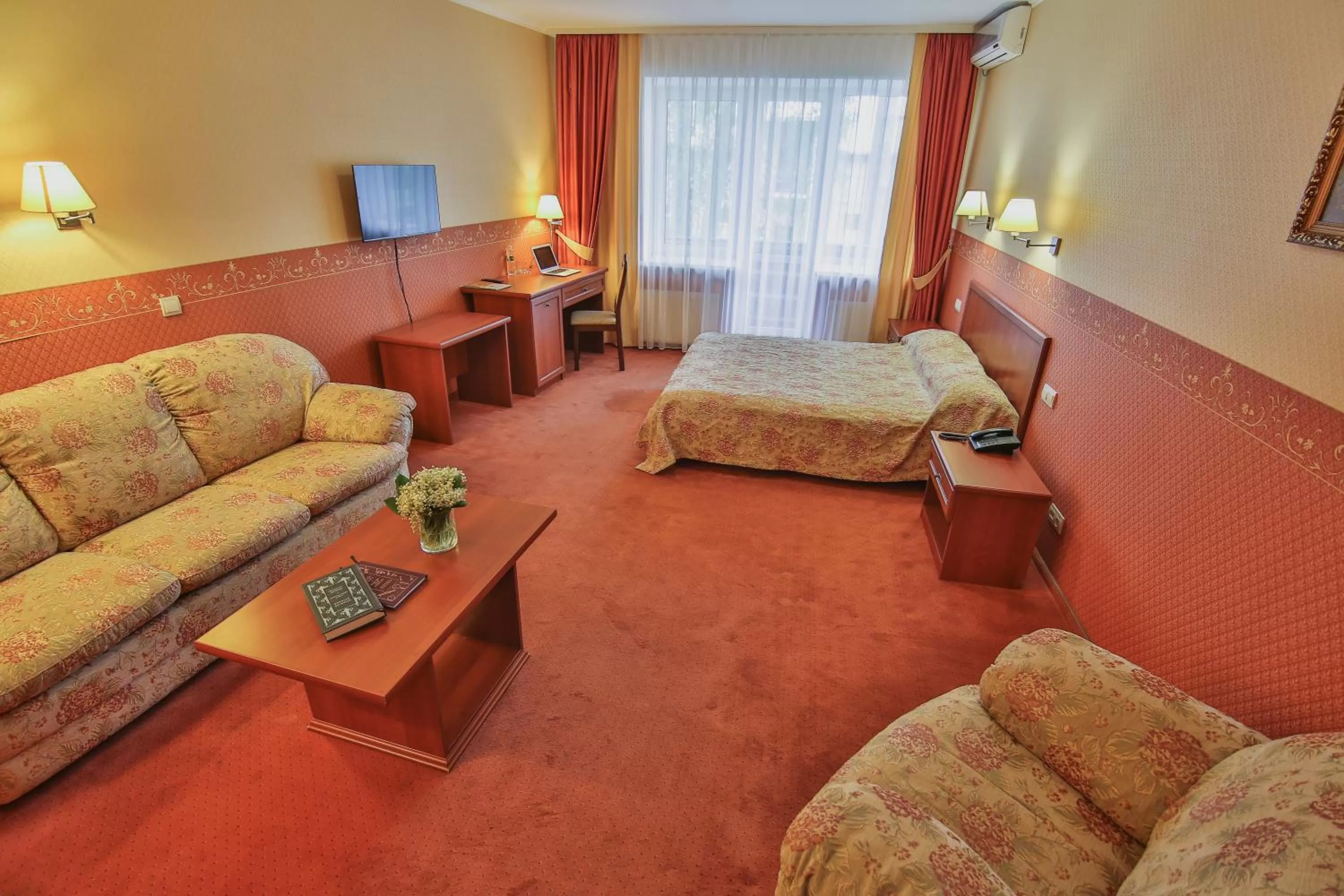 Living room, Bed in Ukraina Hotel