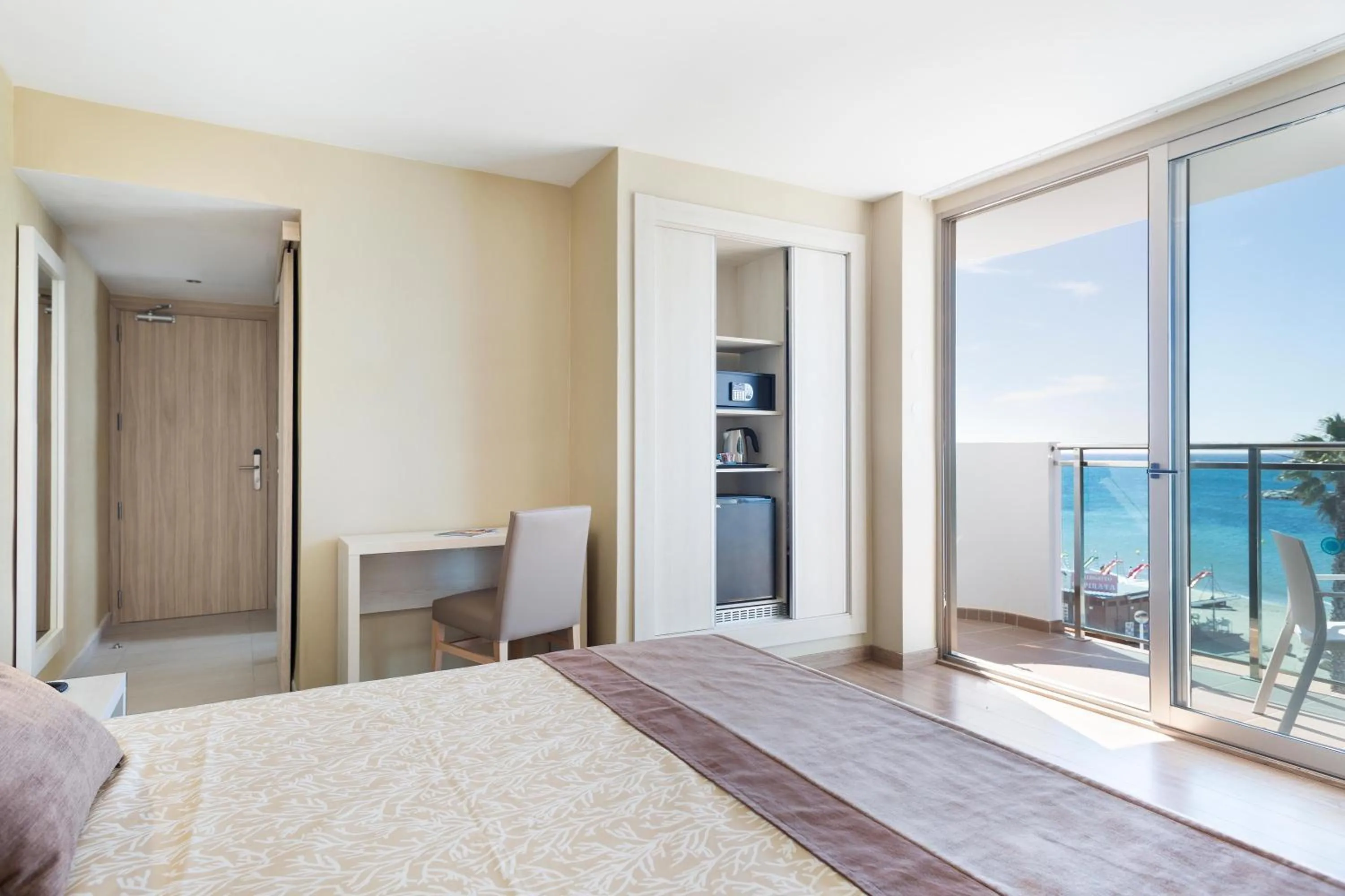 Photo of the whole room, Bed in Hotel Best Maritim