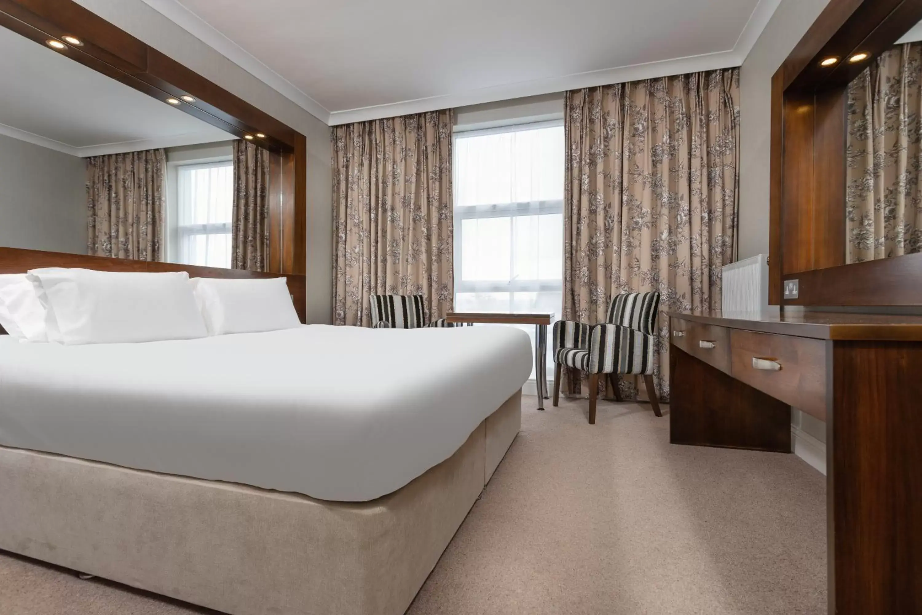 Superior King Room in Flannery's Hotel Superior King Room in Flannery's Hotel