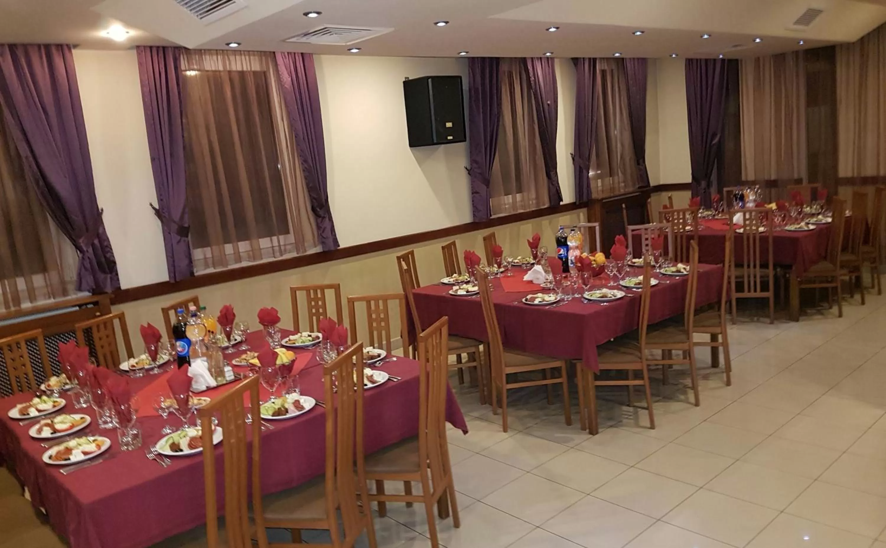 Restaurant/places to eat in Hotel Iris