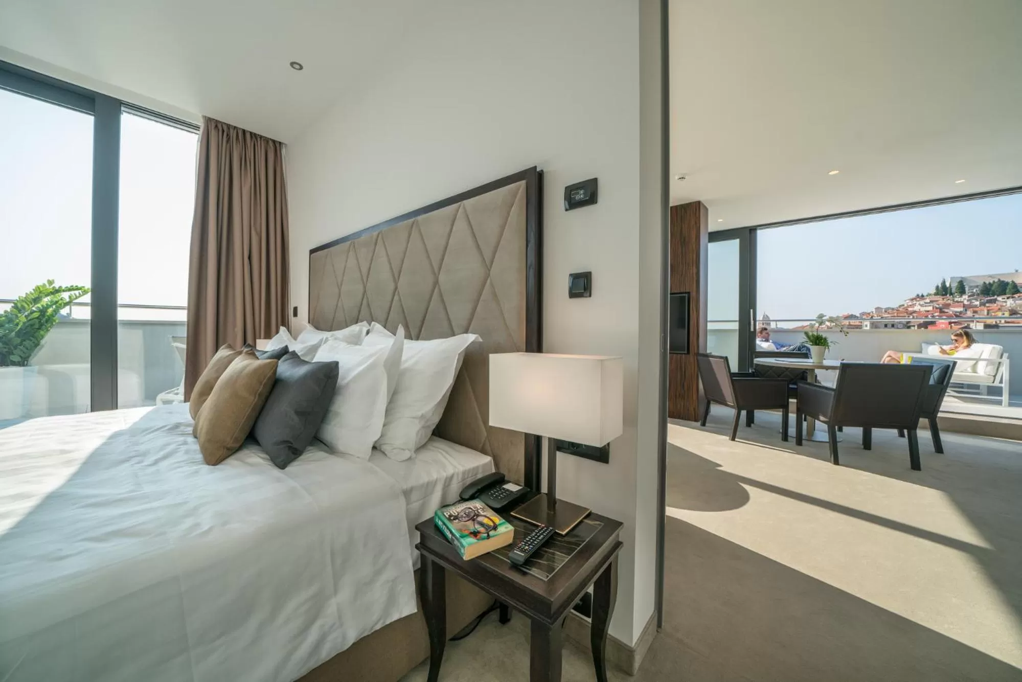 Living room, Bed in Bellevue Superior City Hotel