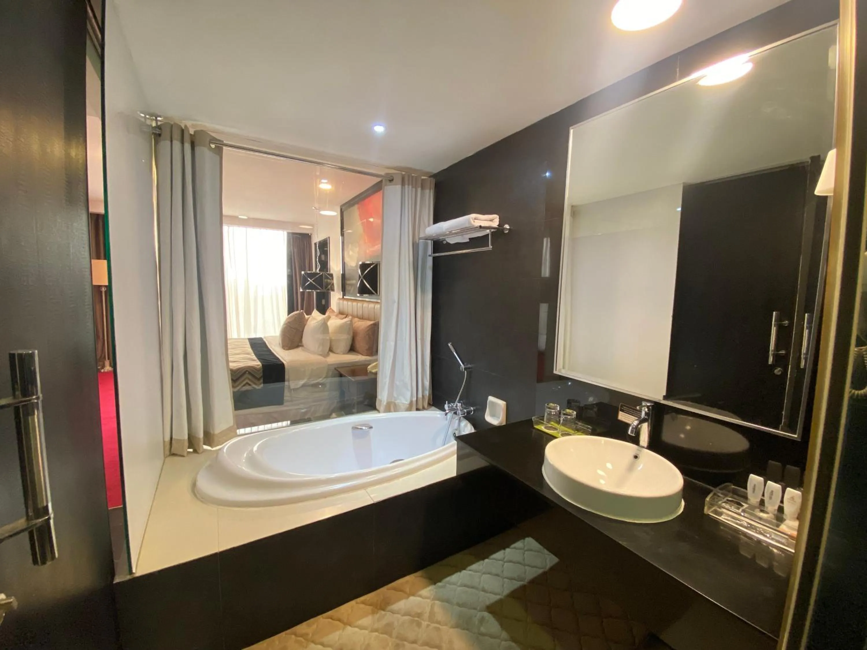 Bath in Amaroossa Cosmo Jakarta