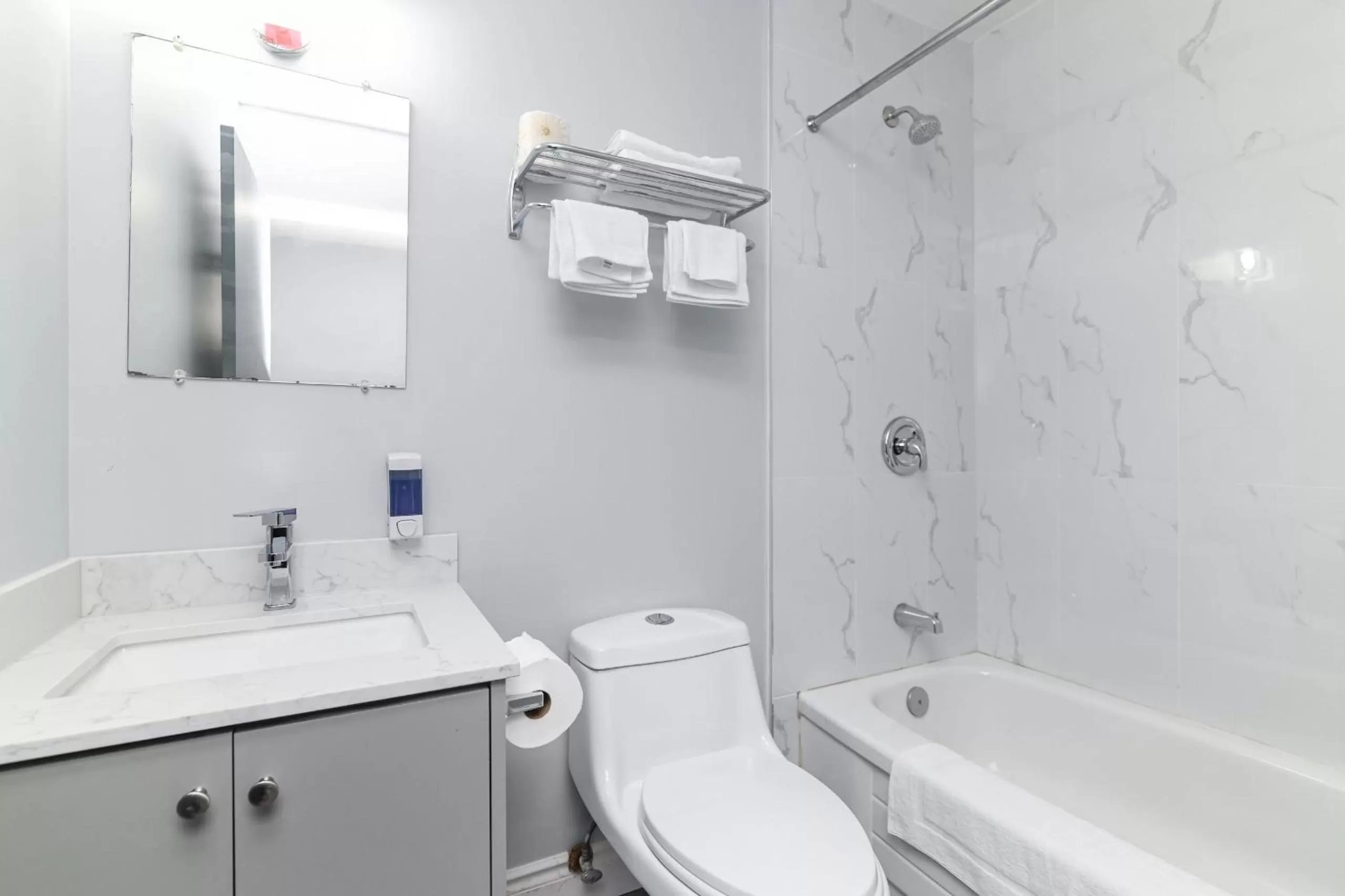 Shower in Lakeside Inn