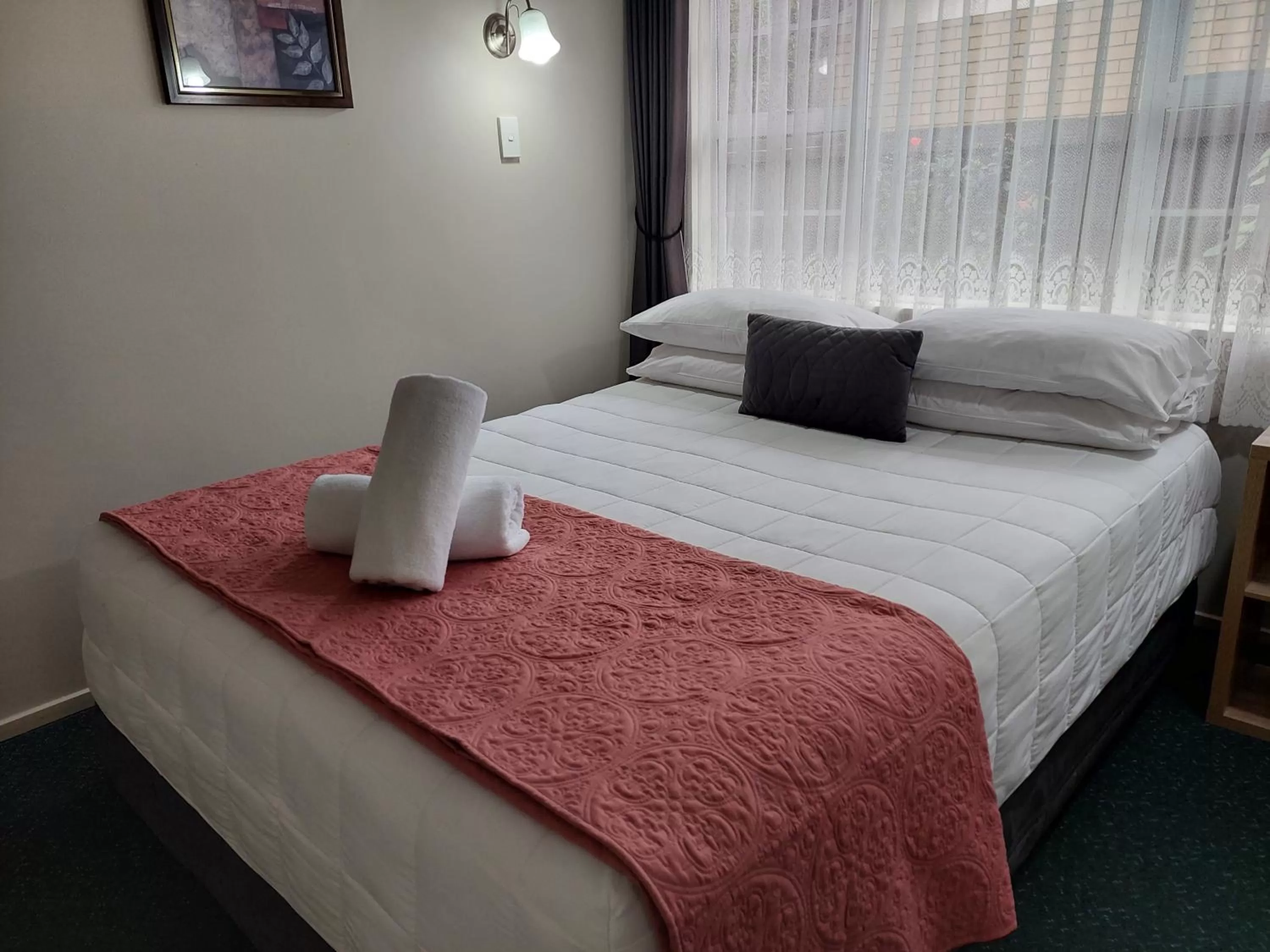 Photo of the whole room, Bed in Colonial on Tay