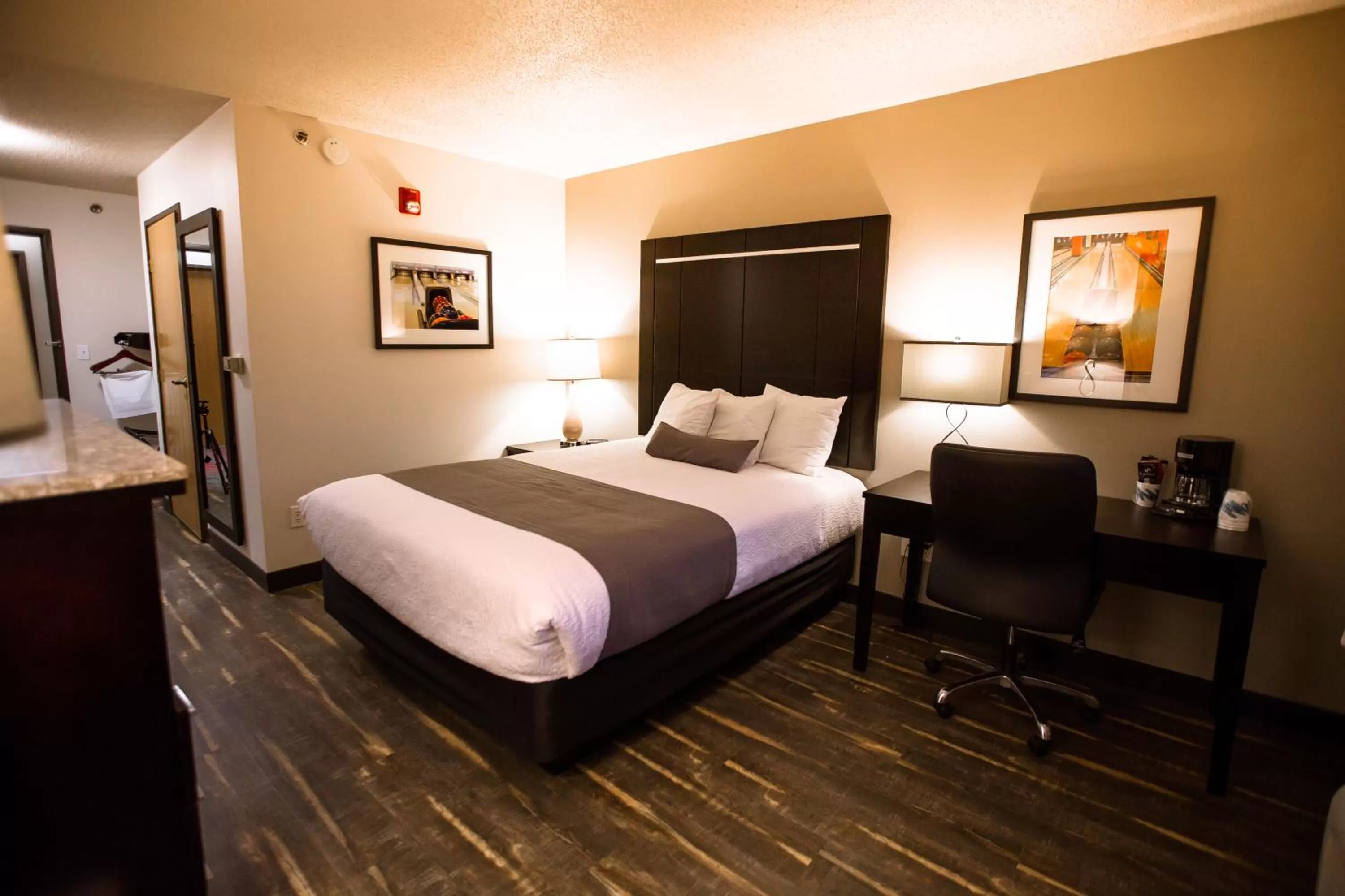 Photo of the whole room, Bed in Ten Pin Inn & Suites