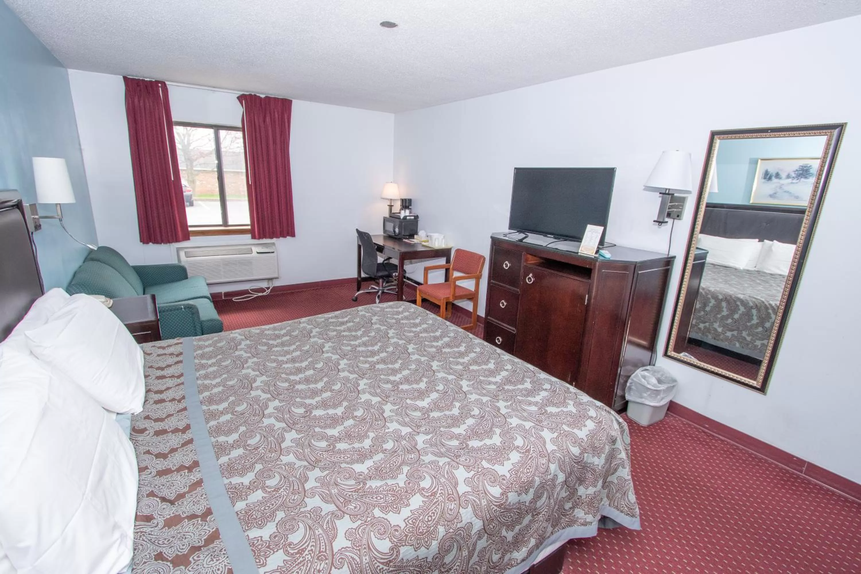 Photo of the whole room, Bed in Eastbrook Inn