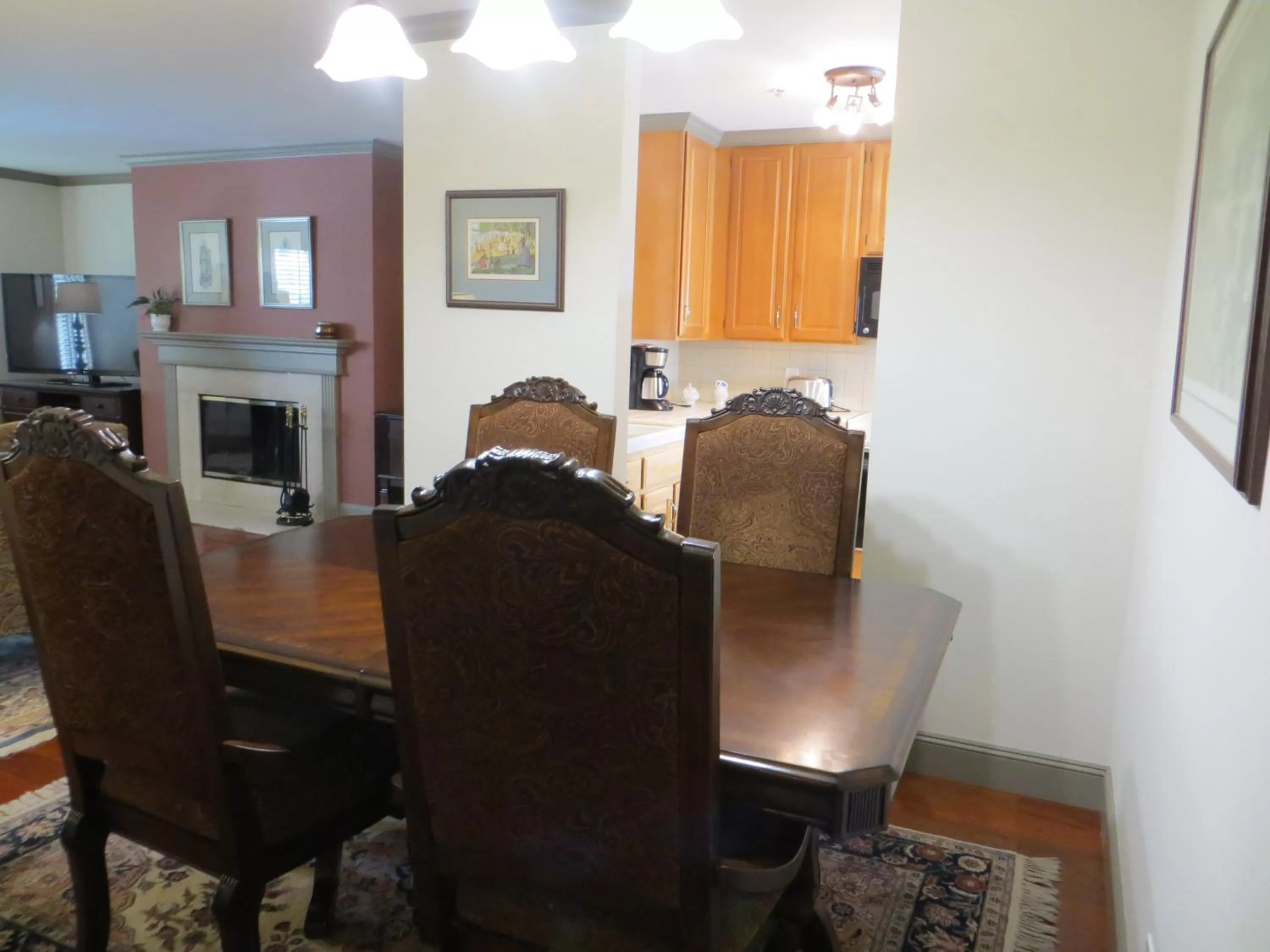 Two-Bedroom Suite with One King Bed and One Queen Bed in Cow Hollow Inn and Suites