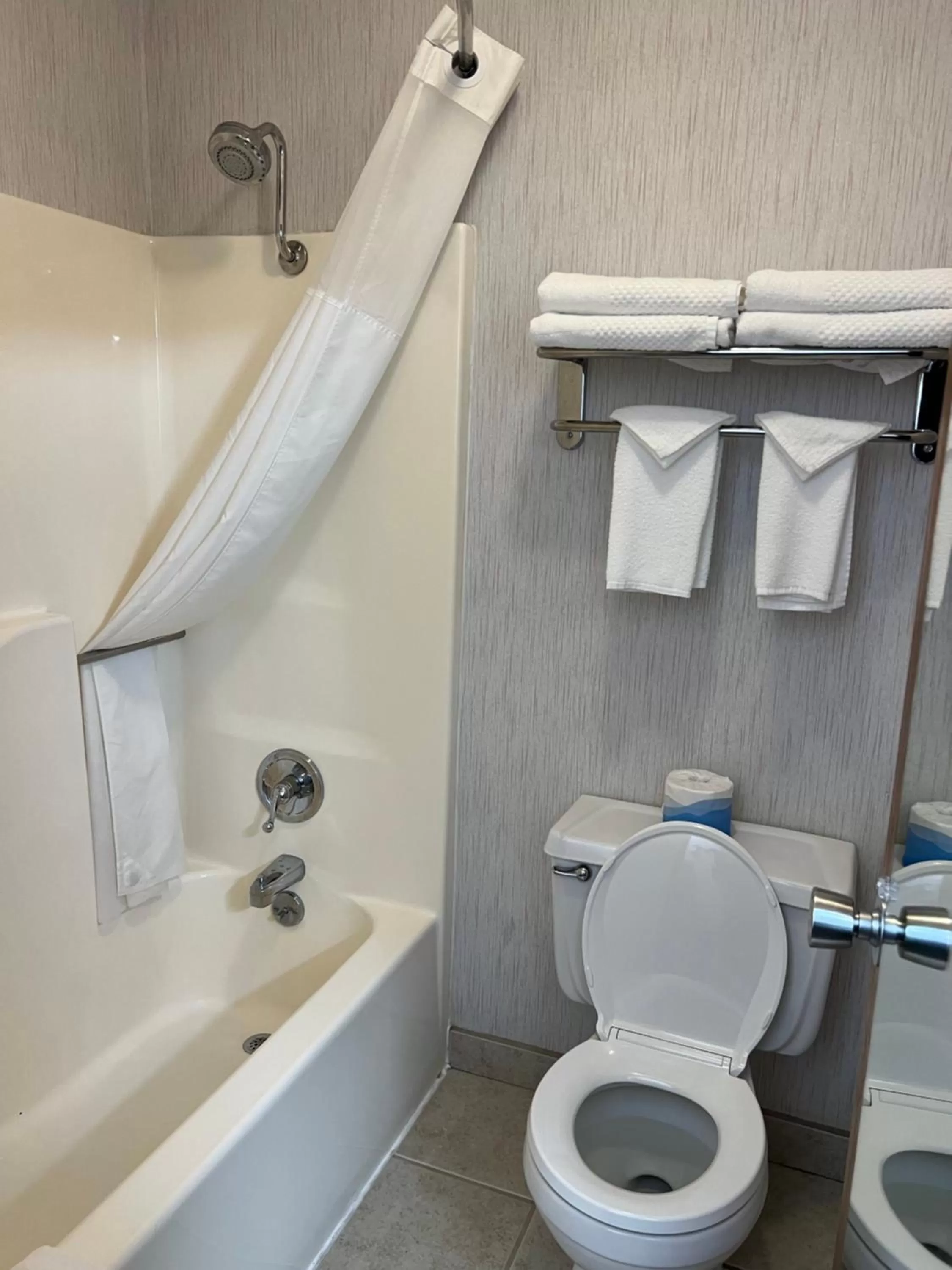 Bathroom in Quality Inn Lakefront