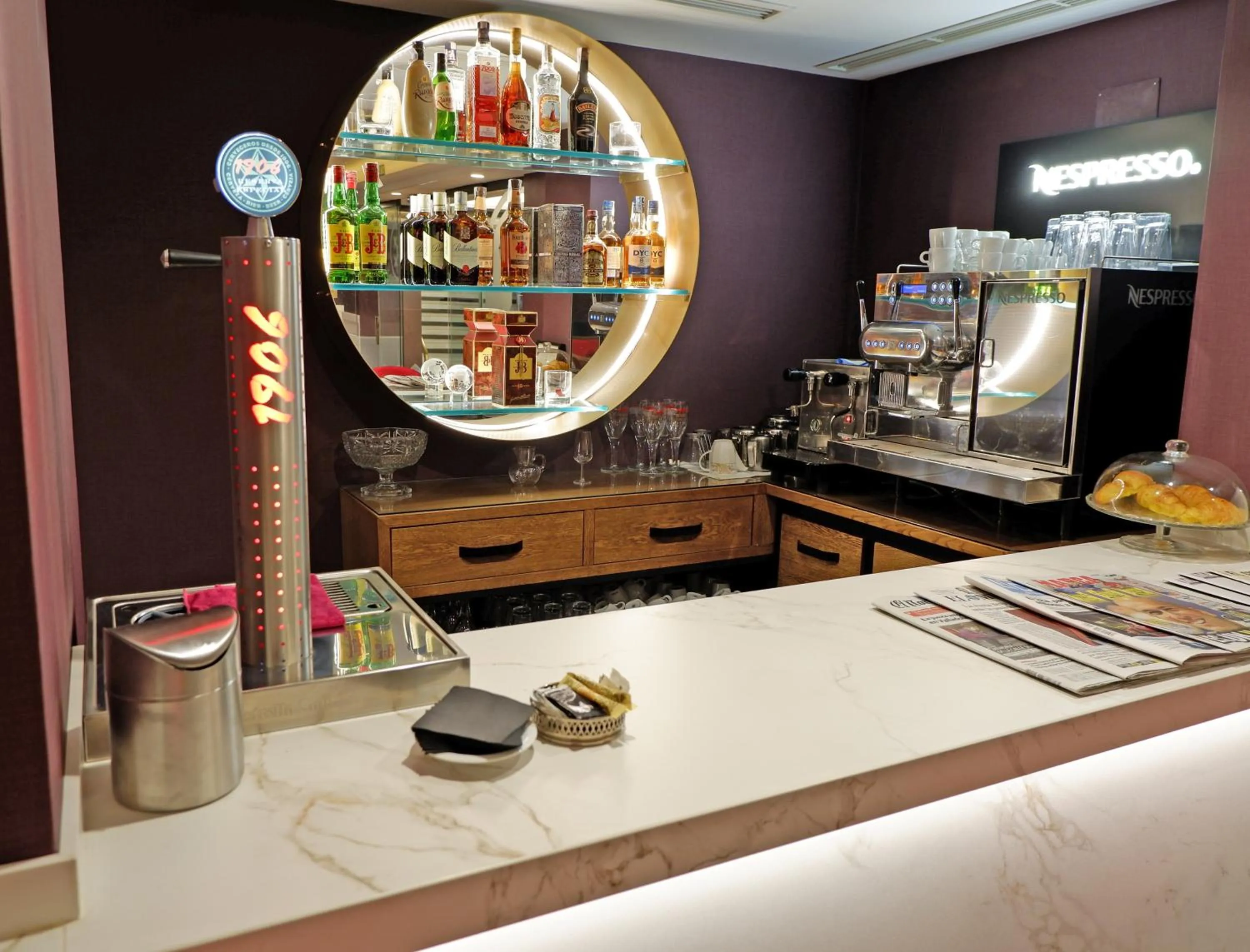 Lounge or bar in Hotel Colón Plaza