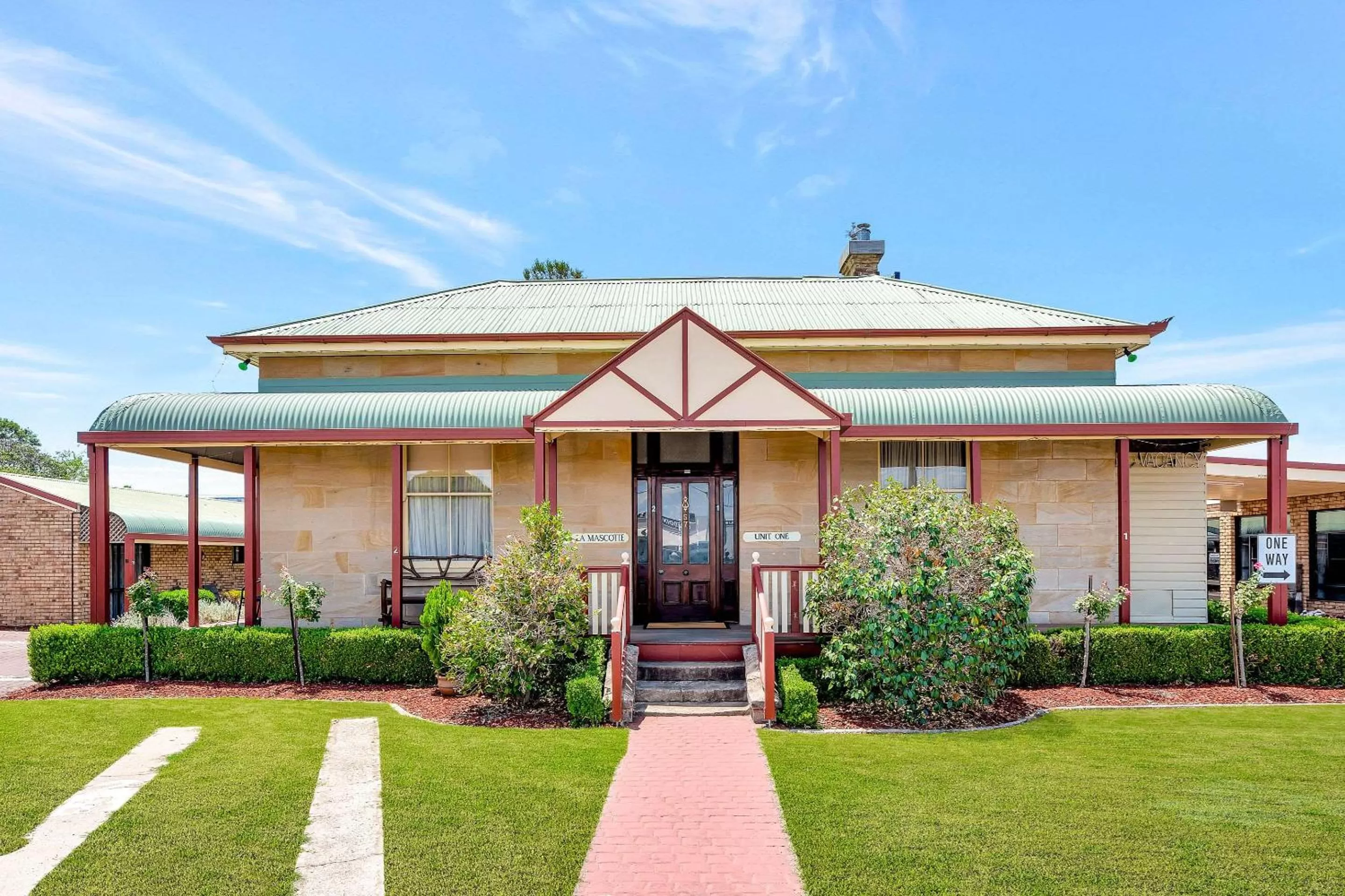 Property building in Warwick Settlers Inn