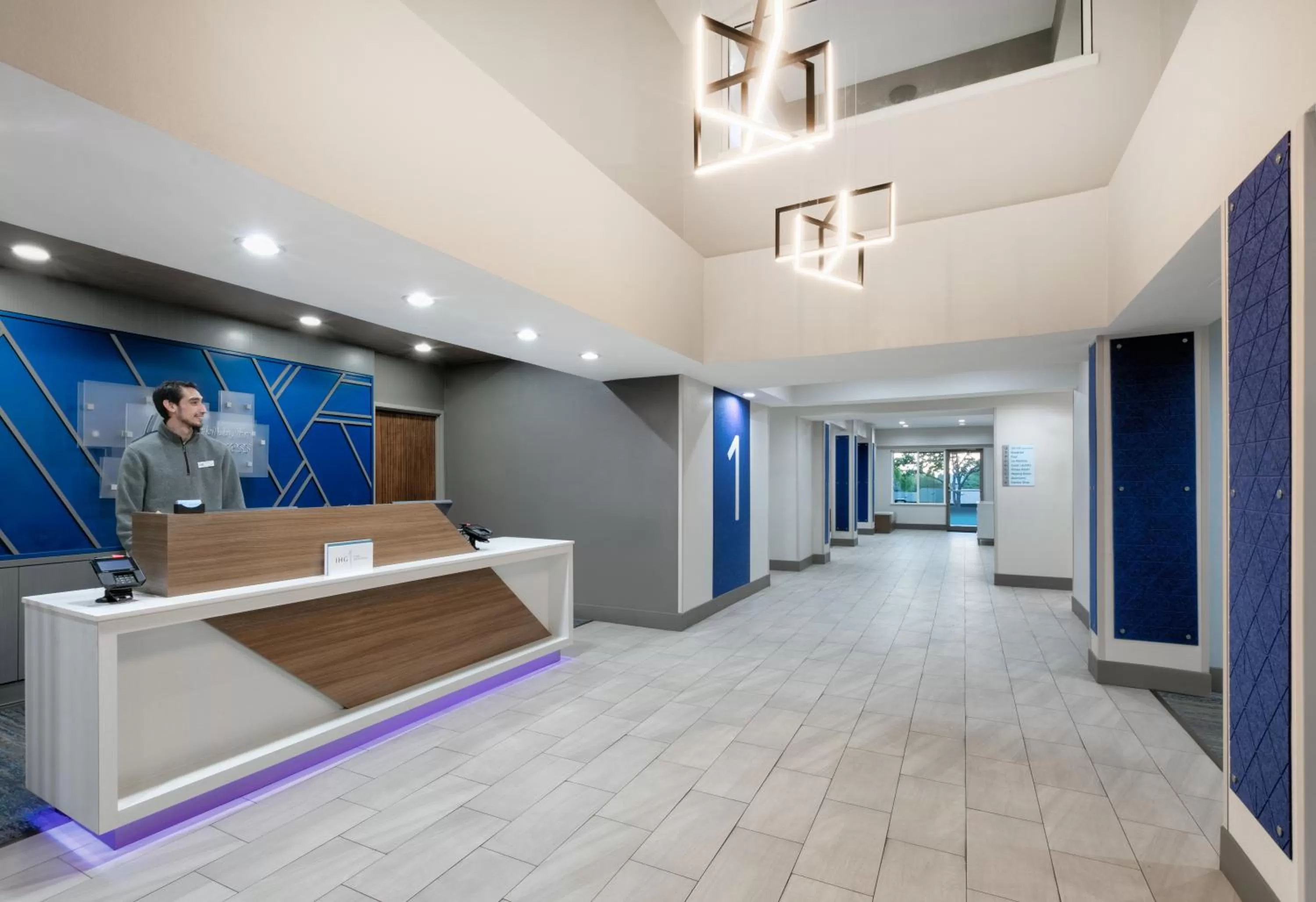 Lobby or reception in Holiday Inn Express & Suites DALLAS PARK CENTRAL NORTHEAST by IHG